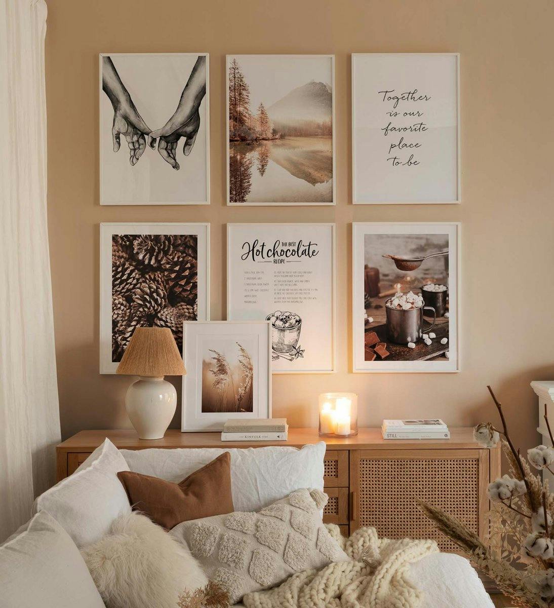 Monochrome galerijwand met witte houten kozijnen gecombineerd met winter- en natuurprints in bruin en beige voor woonkamer (ONE SIZE) - Poster Store