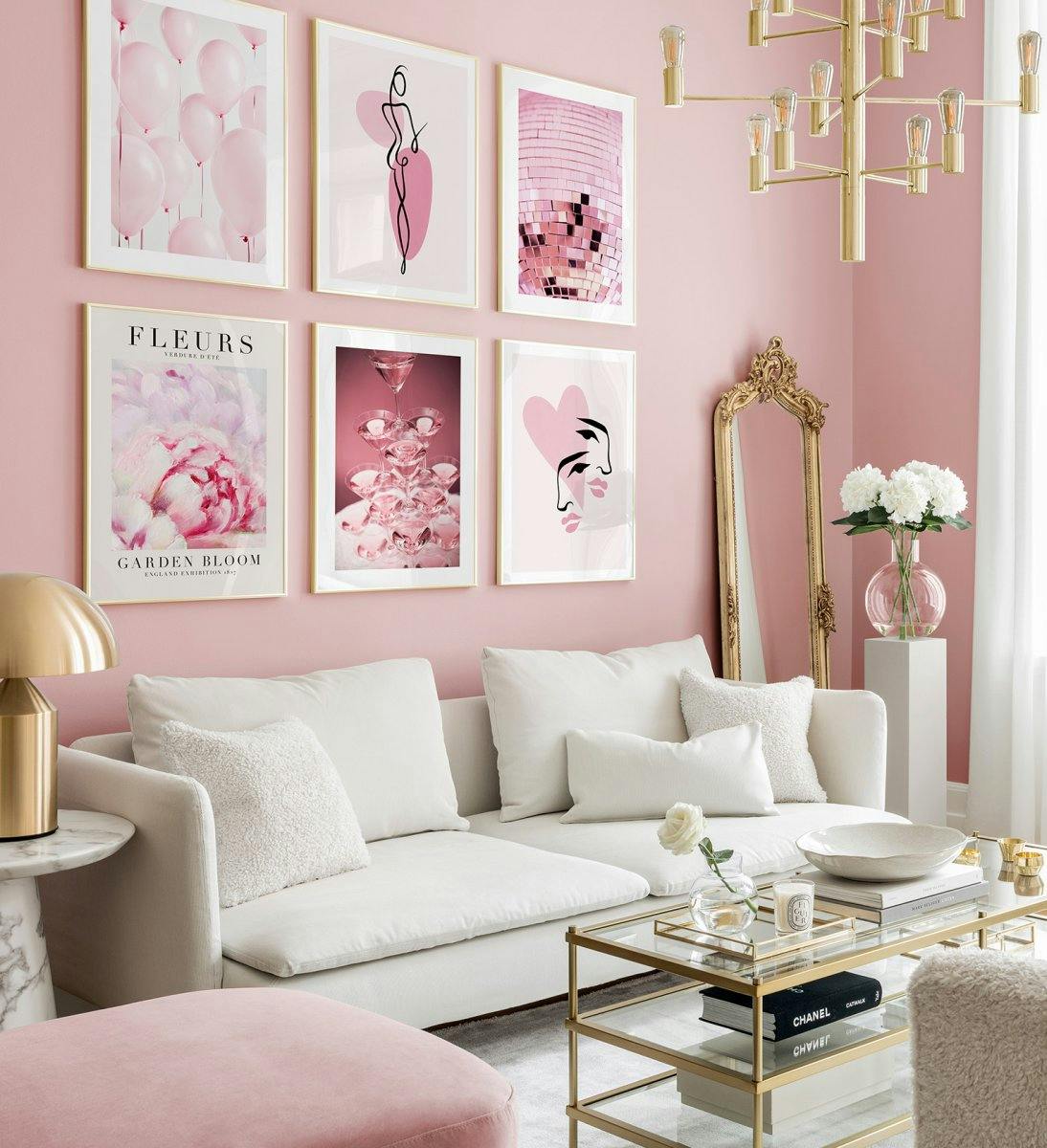 Mur de galerie rose et romantique d'illustrations et de photographies avec des cadres dorés pour le salon (ONE SIZE) - Poster Store