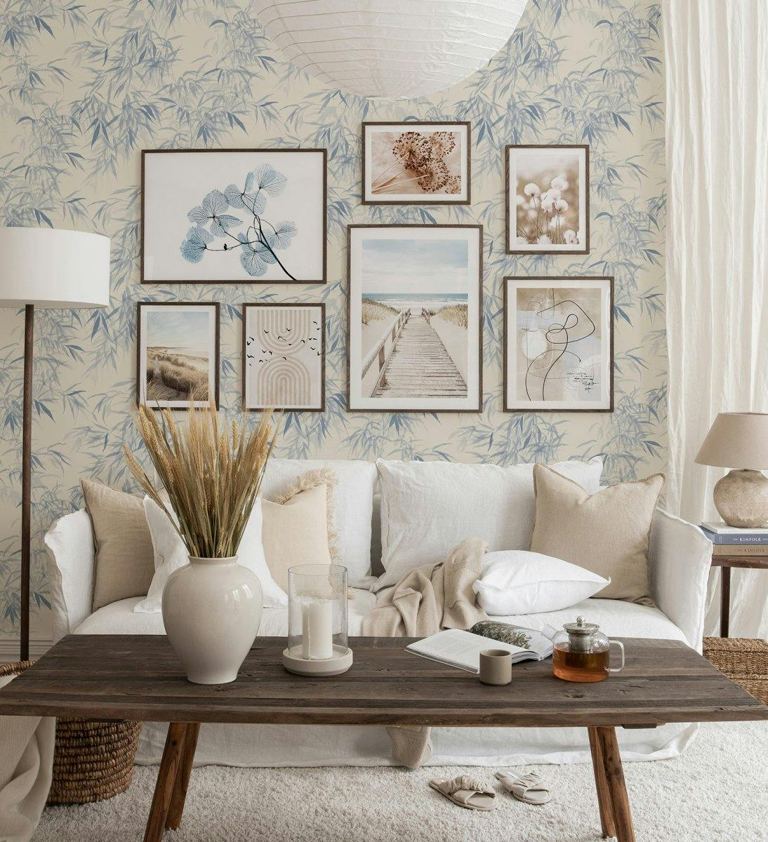 Décoration murale naturelle avec photographies de plages et imprimés botaniques avec cadres en bois foncé pour le salon (ONE SIZE) - Poster Store