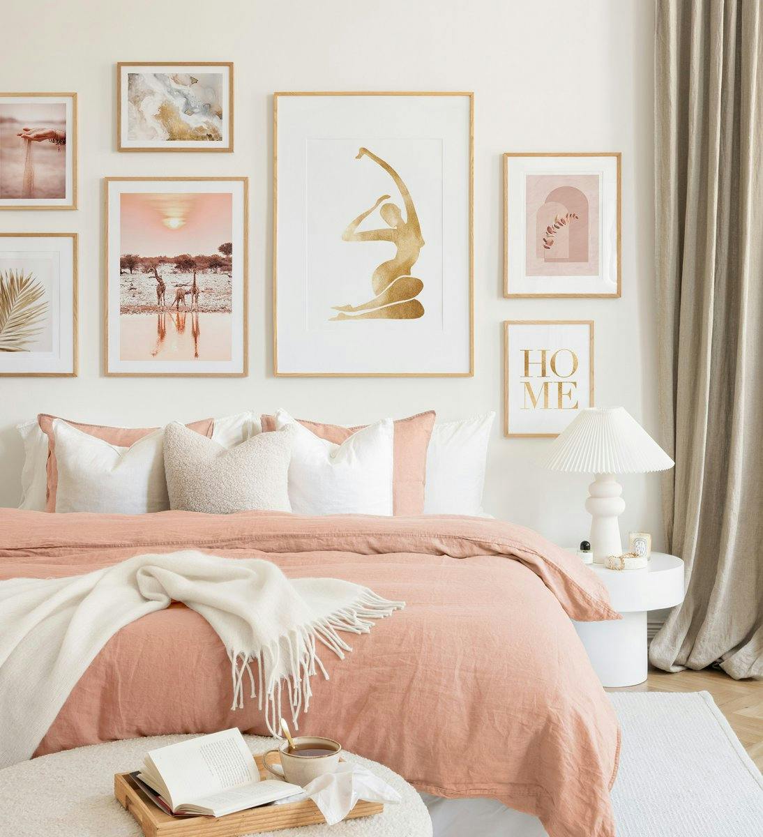 Un poster dune galerie murale avec une silhouette dorée, des girafes au coucher du soleil et des motifs abstraits et floraux.
