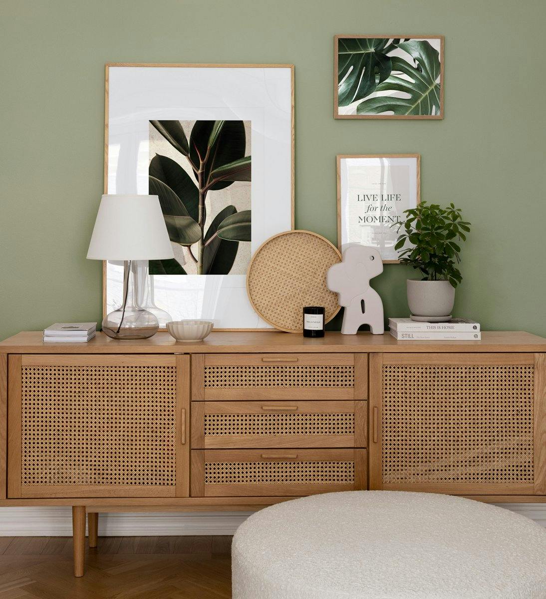 Groene en botanische fotowand gecombineerd met tekstposter met eikenhouten lijsten voor de hal of woonkamer (ONE SIZE) - Poster Store