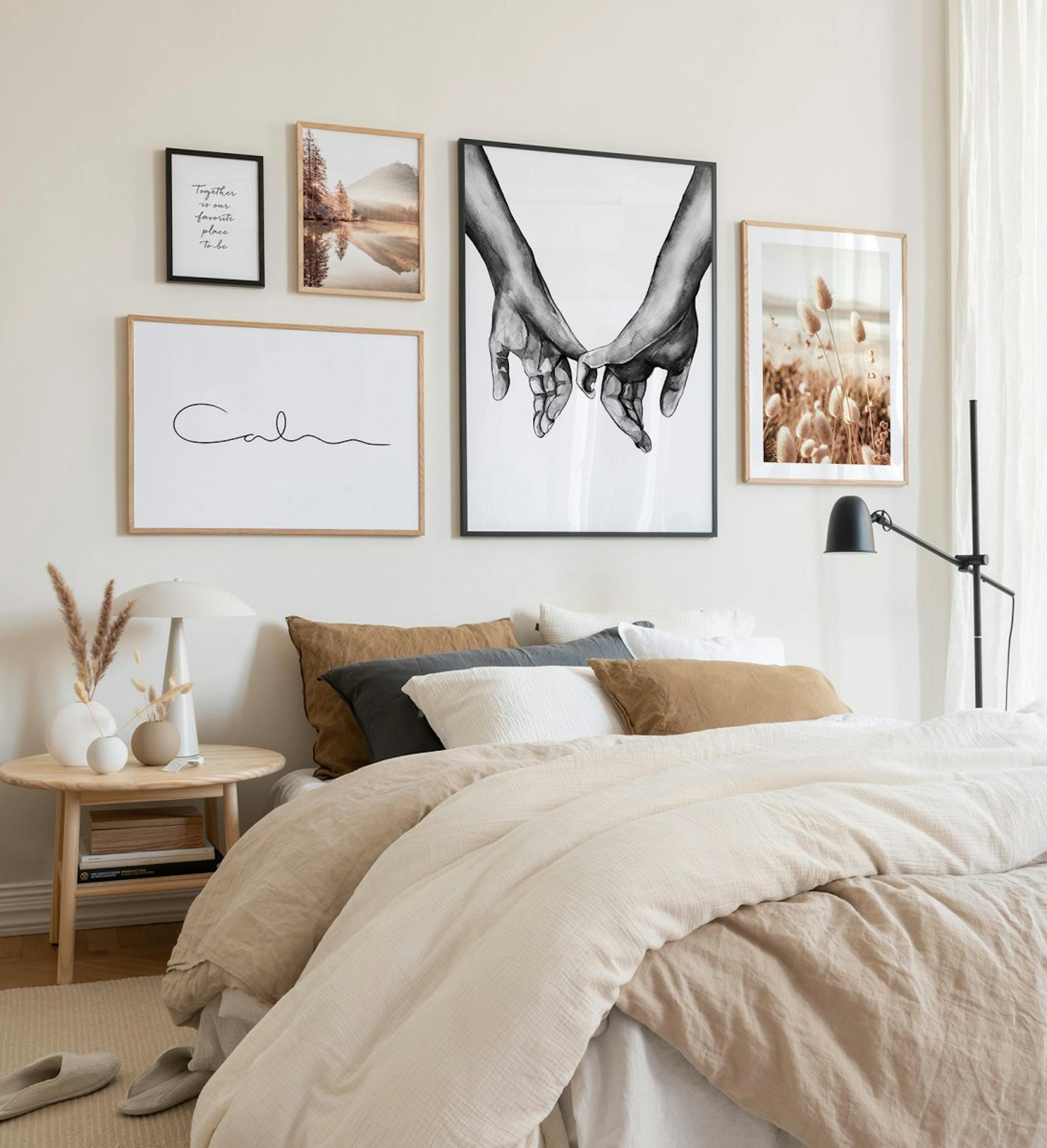 Moderne und trendige Bilderwand mit Naturdrucken in Kombination mit Aquarell- und Zitatpostern mit Eichenholz und schwarzen Holz
