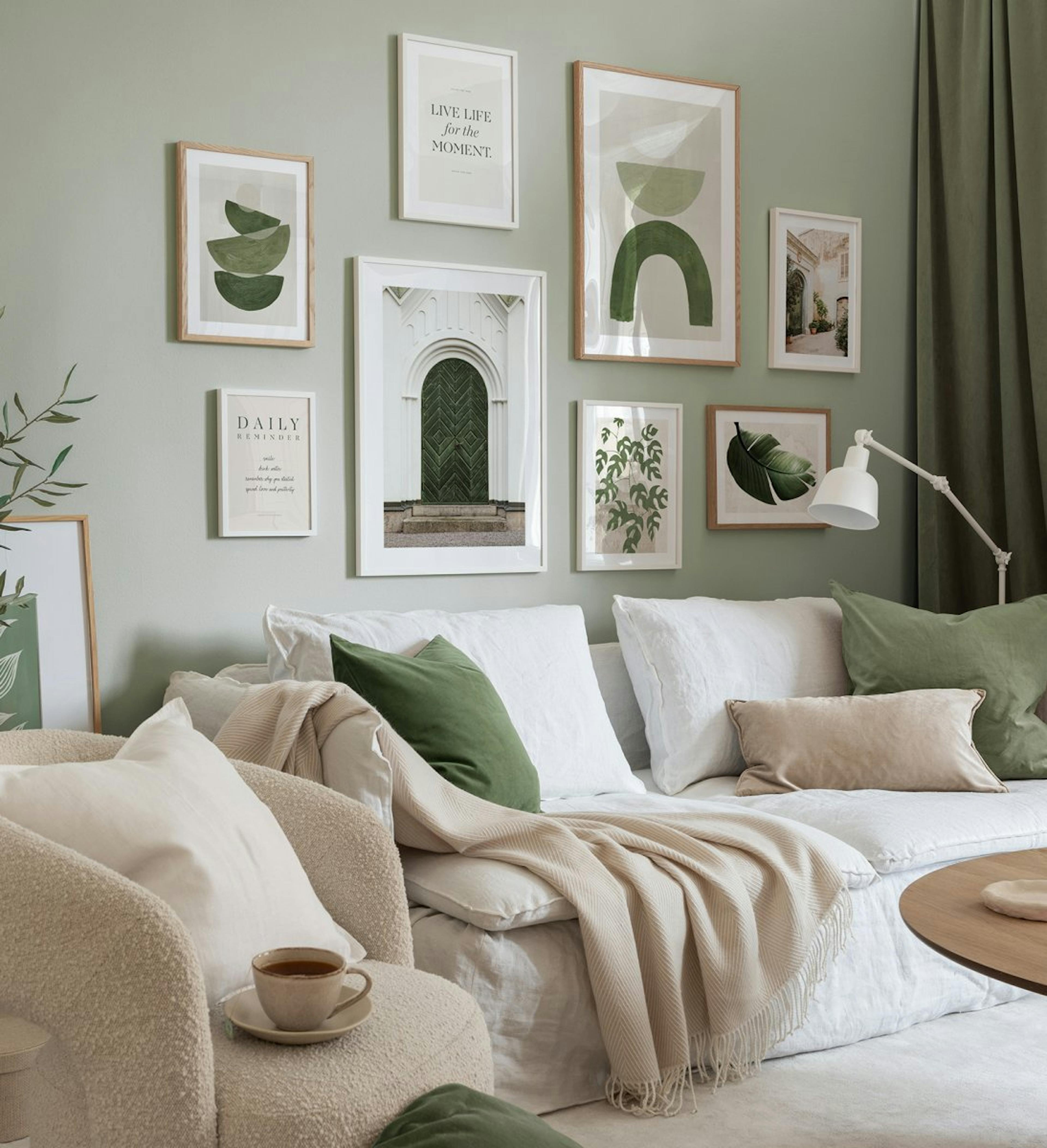 Moderna galleria a parete in verde di poster grafici, citazioni e architetture con rovere e cornici in legno bianco per il soggi
