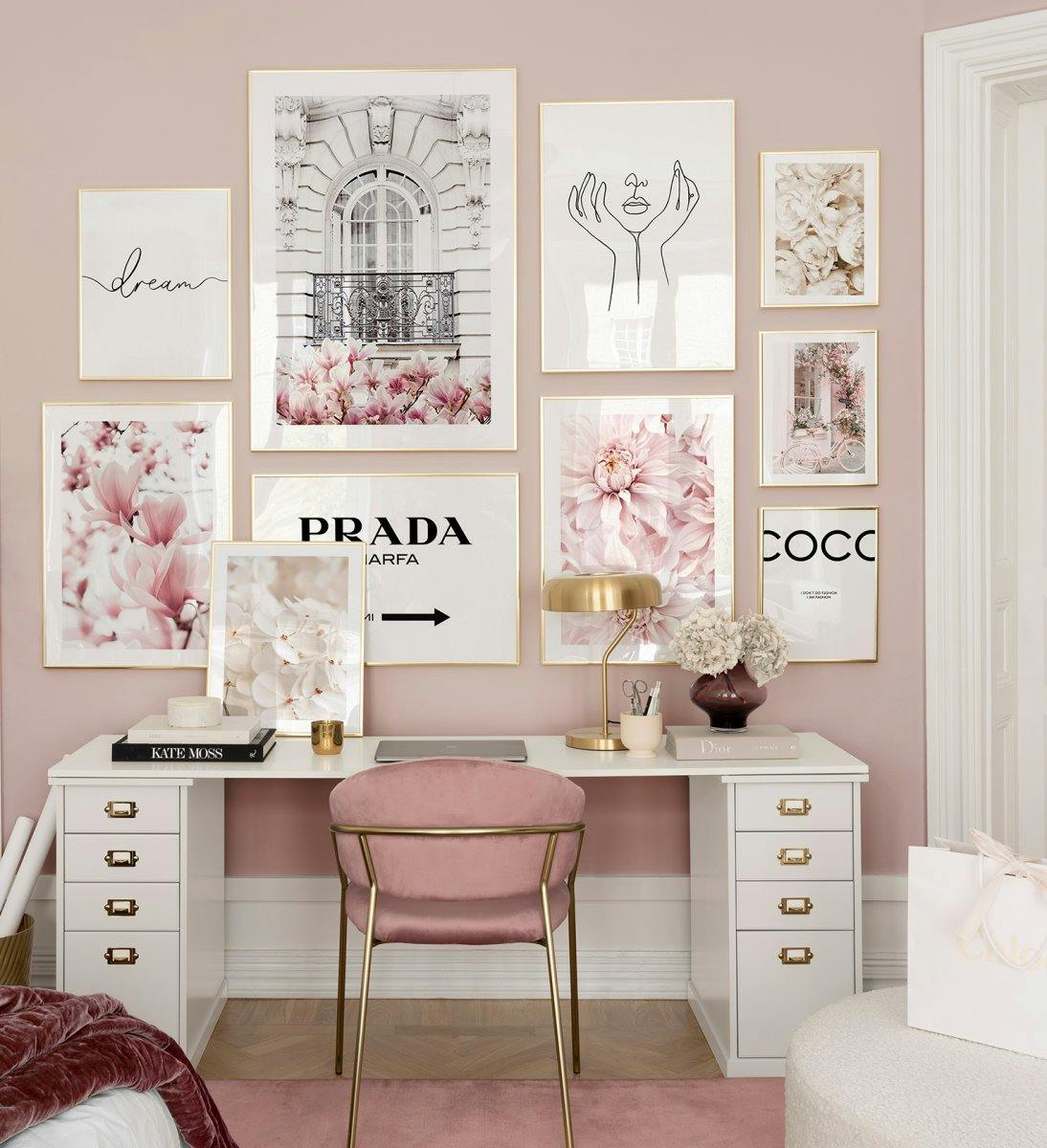 Różowa galeria obrazów z ekskluzywnymi markami odzieżowymi w złotych ramkach, które idealnie pasują do domowego biura. (ONE SIZE) - Poster Store