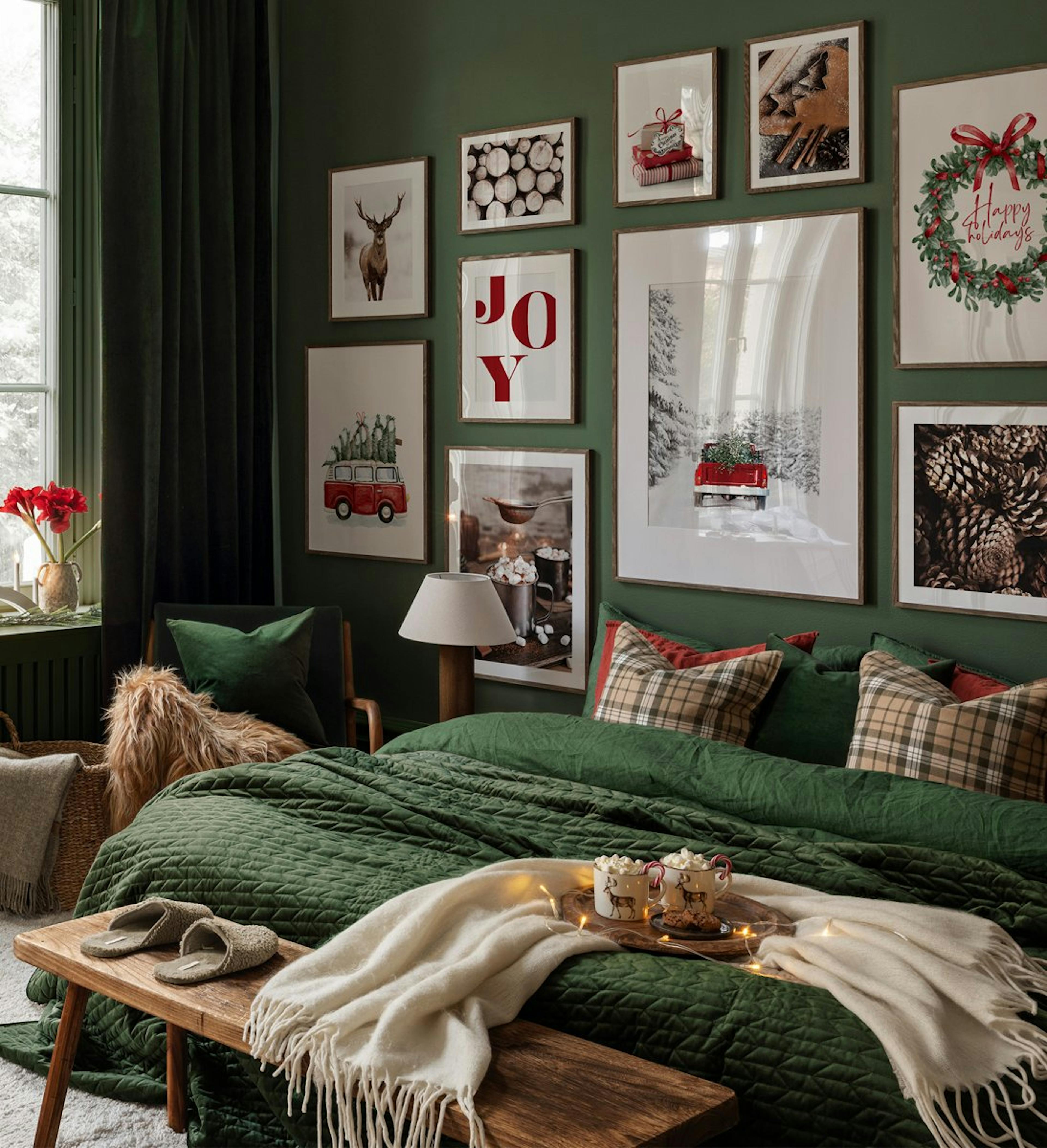 Kerstgalerijwand met rode en groene citaten, foto's en illustraties met donkere eiken lijsten voor slaapkamer