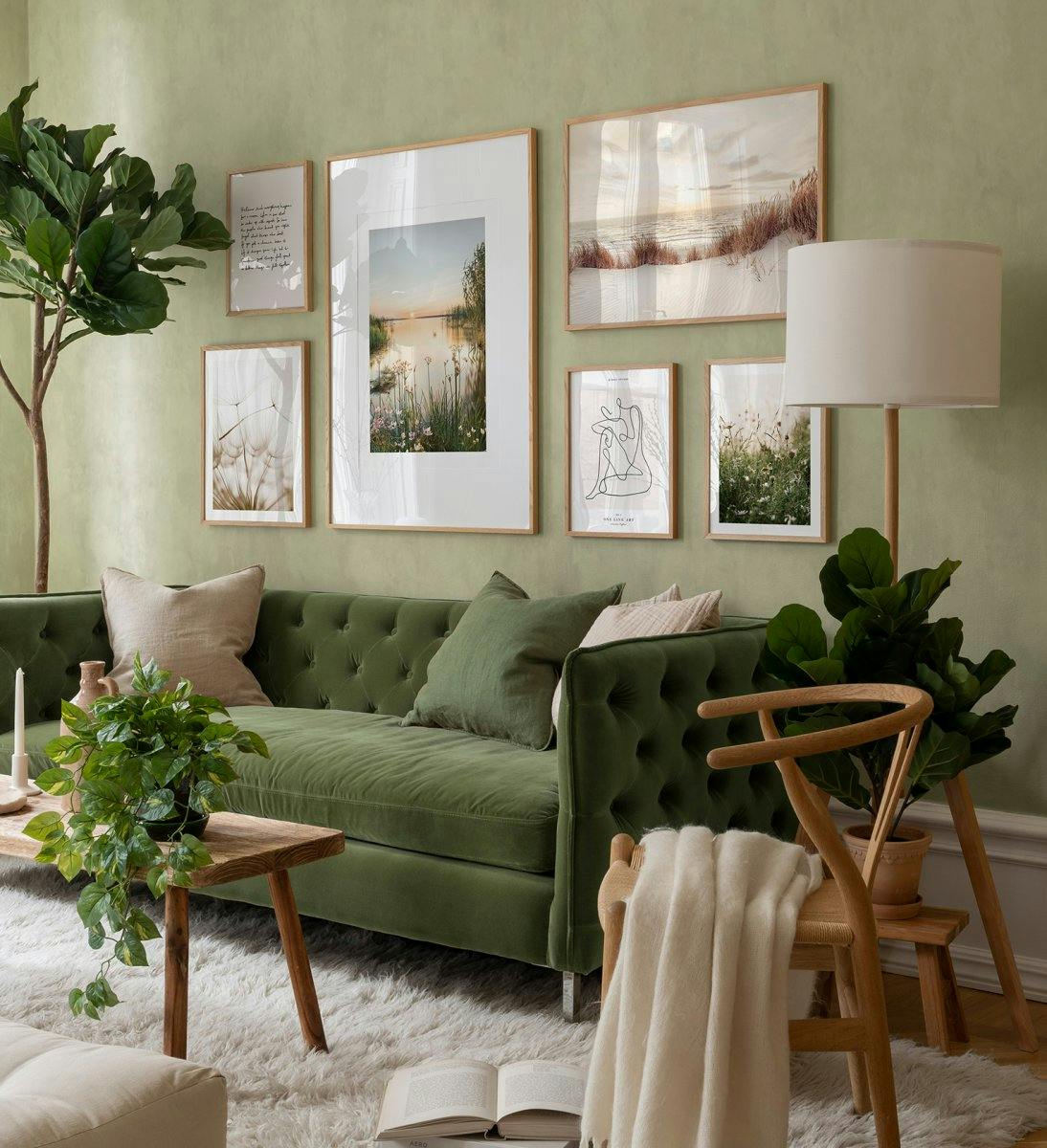 Groene natuurfotowand met foto's en illustraties met eikenhouten lijsten voor de woonkamer (ONE SIZE) - Poster Store