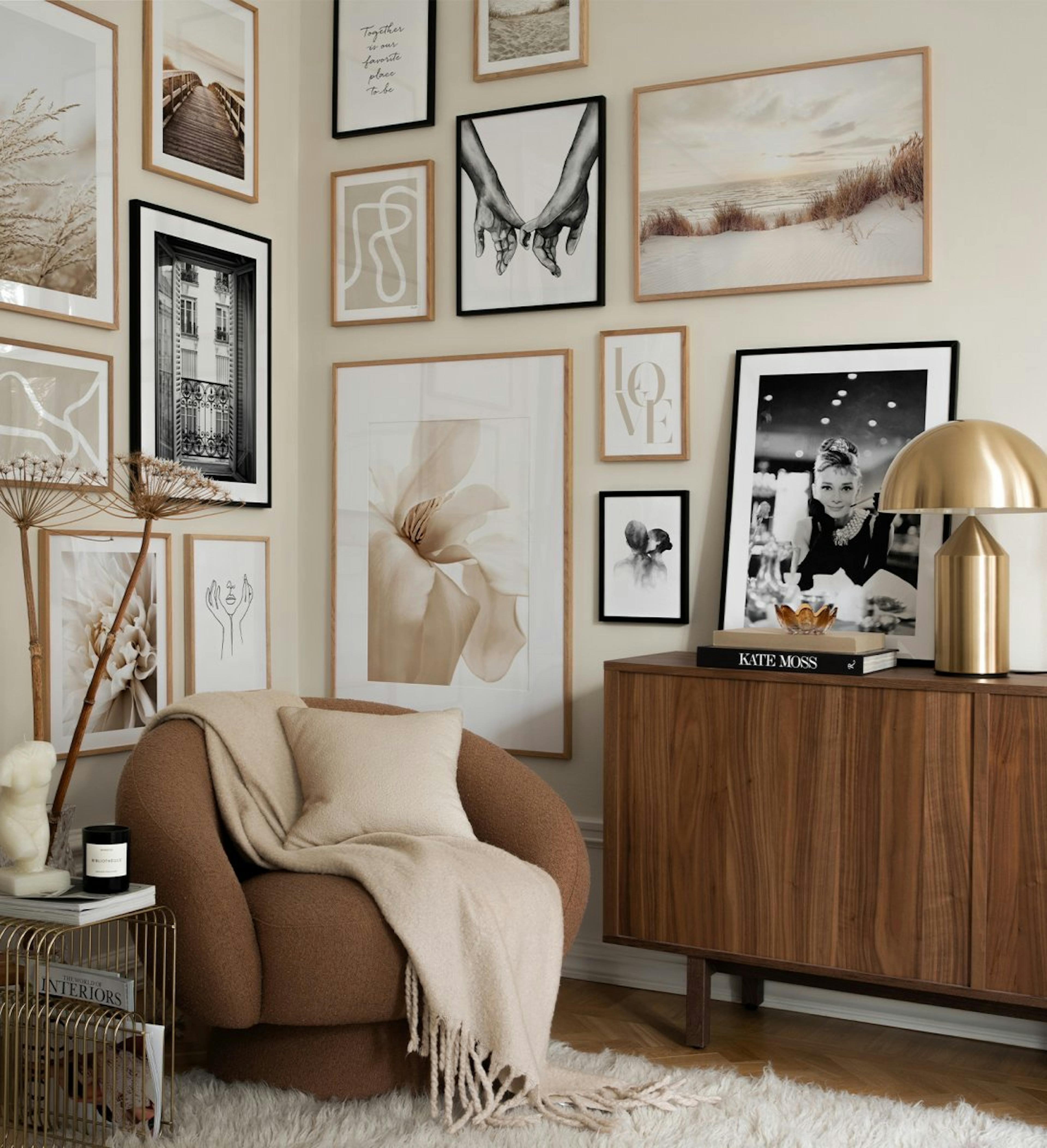 Galleria a parete moderna con cornici in rovere e legno nero e una selezione speciale dei nostri poster bestseller.
