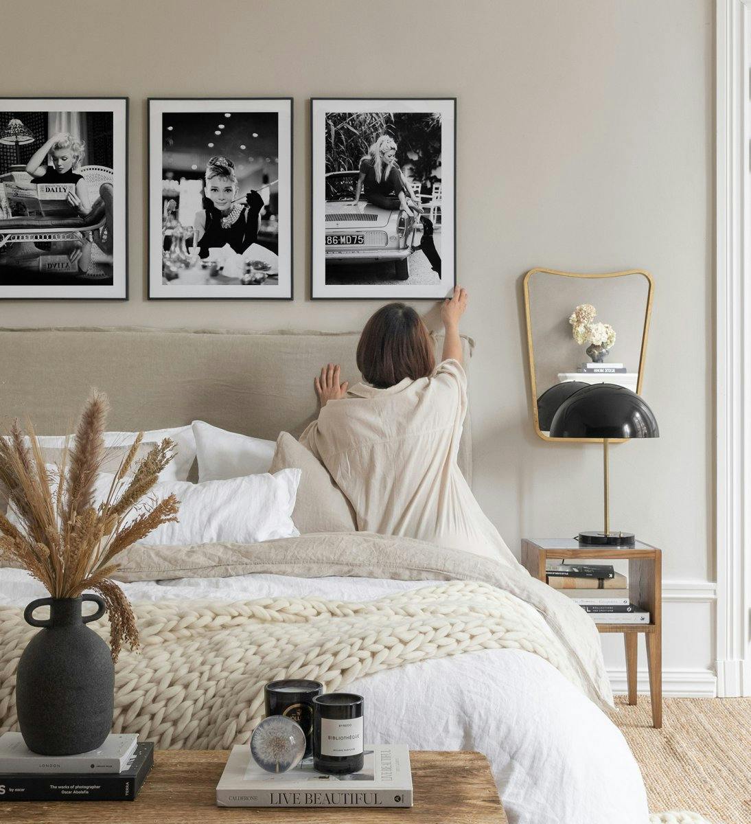 Plakat af Brigitte Bardot siddende på en bil, i sort-hvid.