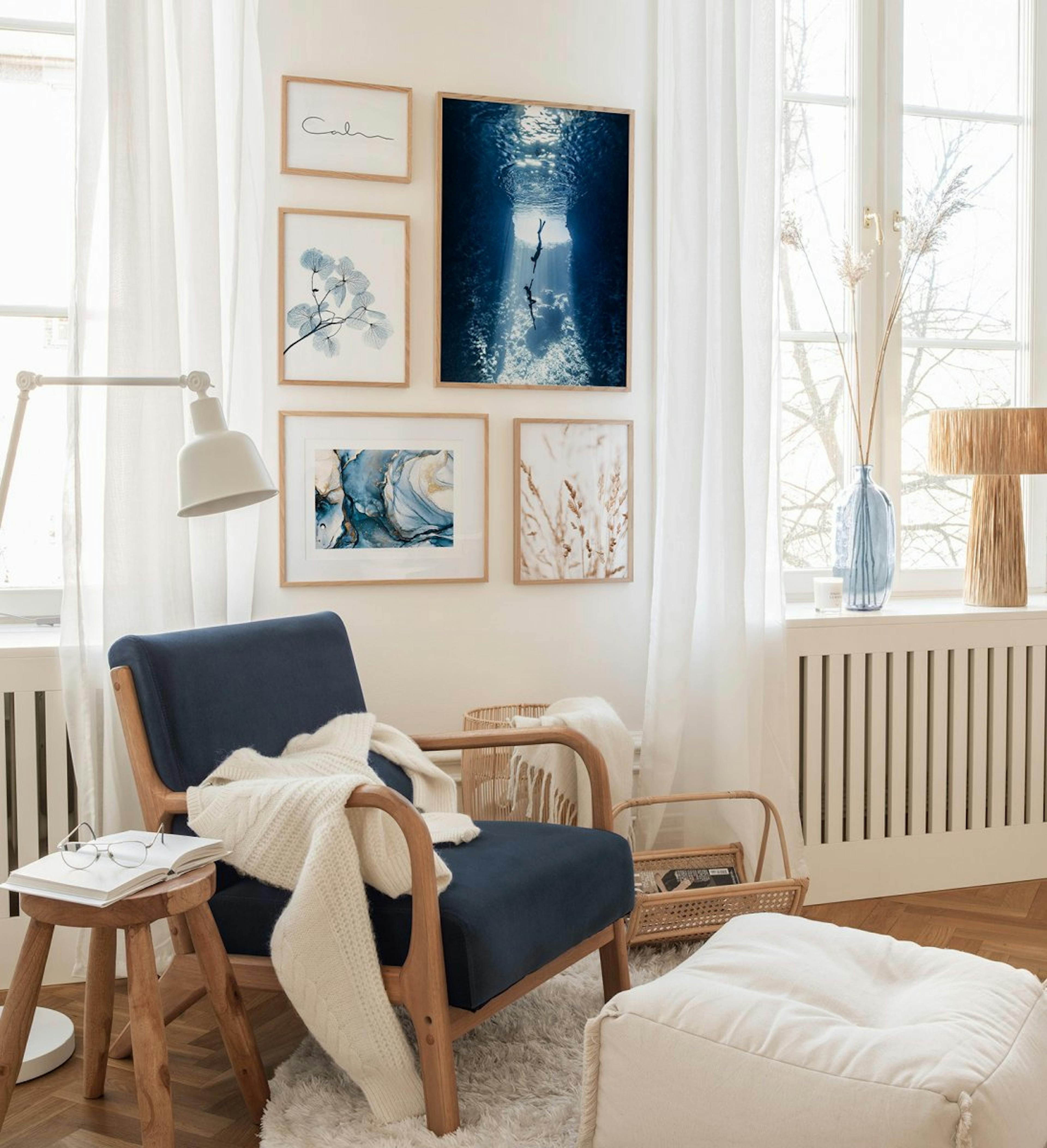 Blå och beige tavelvägg med natur- och havstema med ekramar för vardagsrummet
