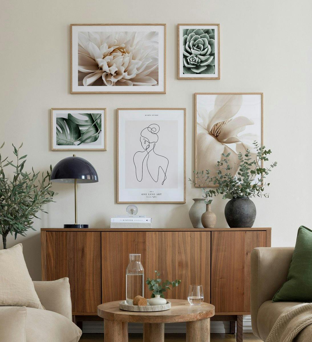 Décoration murale verte et beige avec des affiches florales et des lignes artistiques avec des cadres en chêne pour le salon (ONE SIZE) - Poster Store