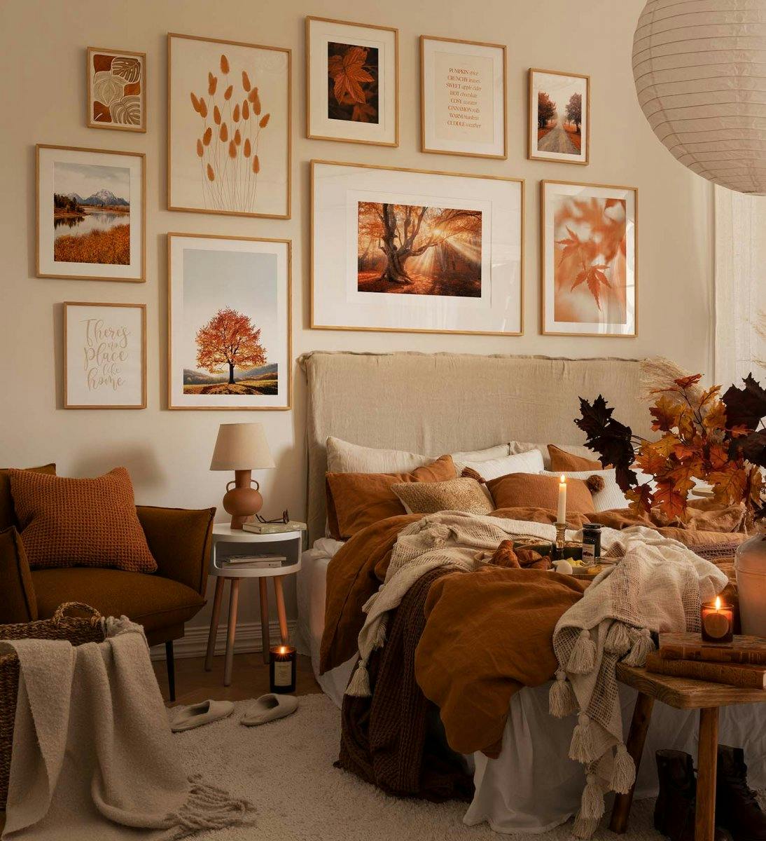 Mur de galerie inspiré de l'automne avec des gravures et des photographies dans des cadres orange et chêne pour la chambre (ONE SIZE) - Poster Store