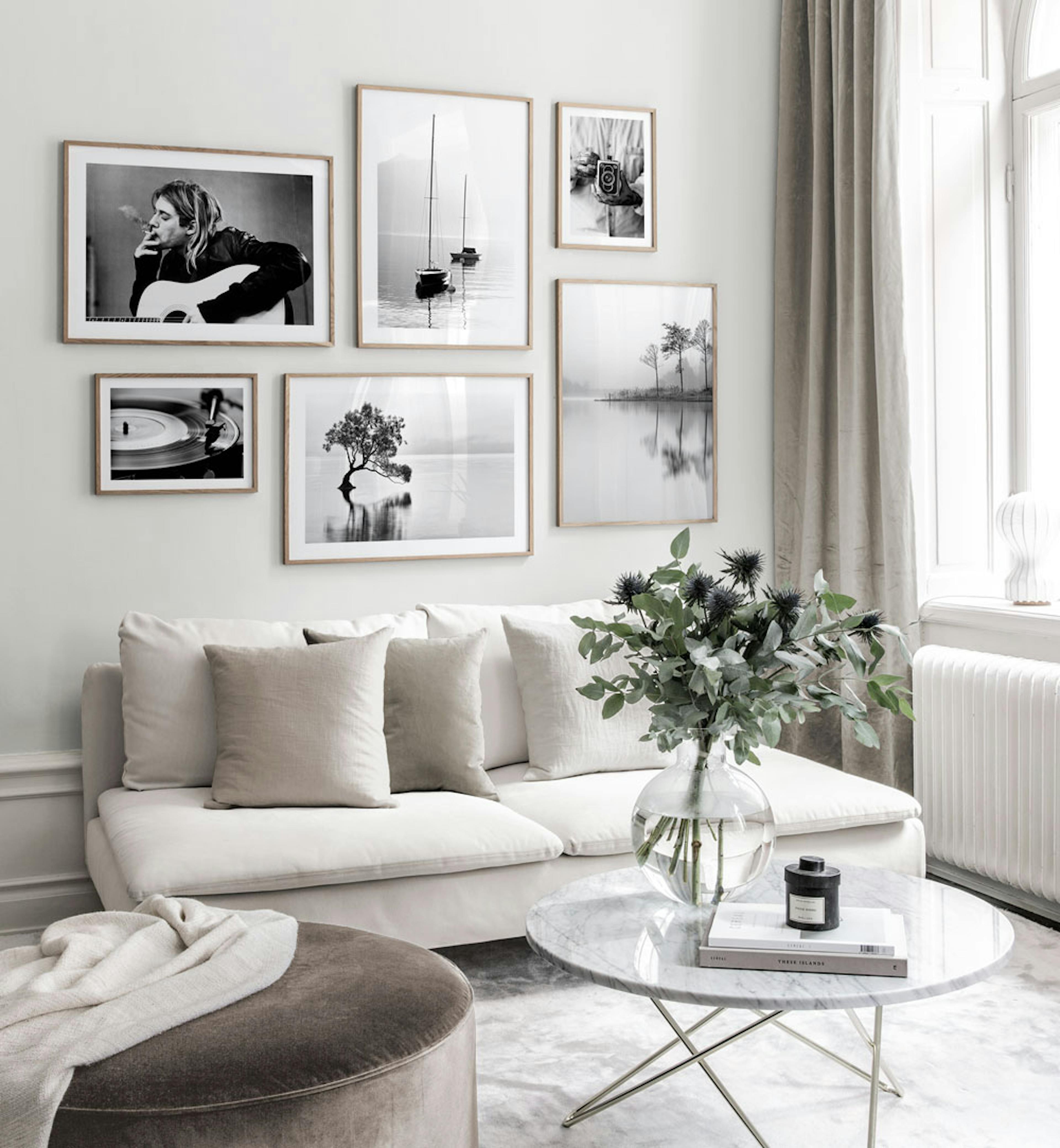Bildevegg i skandinavisk design med svarthvite plakater