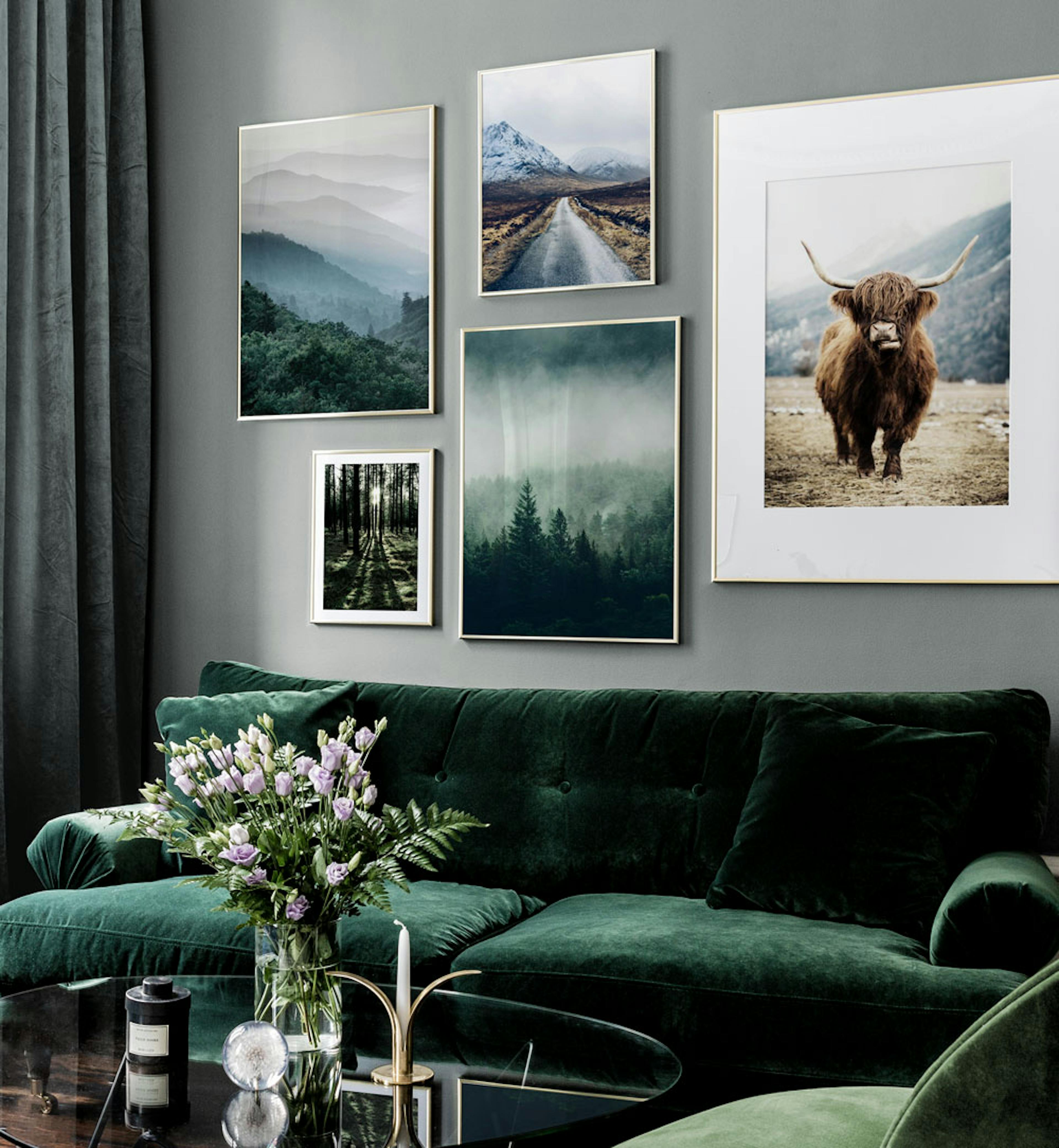 Stijlvolle fotowand met fotokunst en gouden fotolijsten