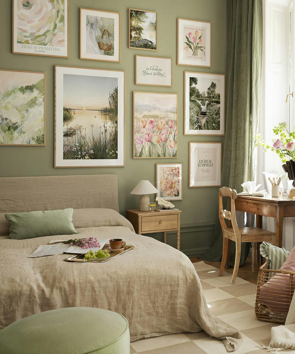 Une décoration murale avec des affiches de paysages naturels et de fleurs sur un mur vert dans une chambre.