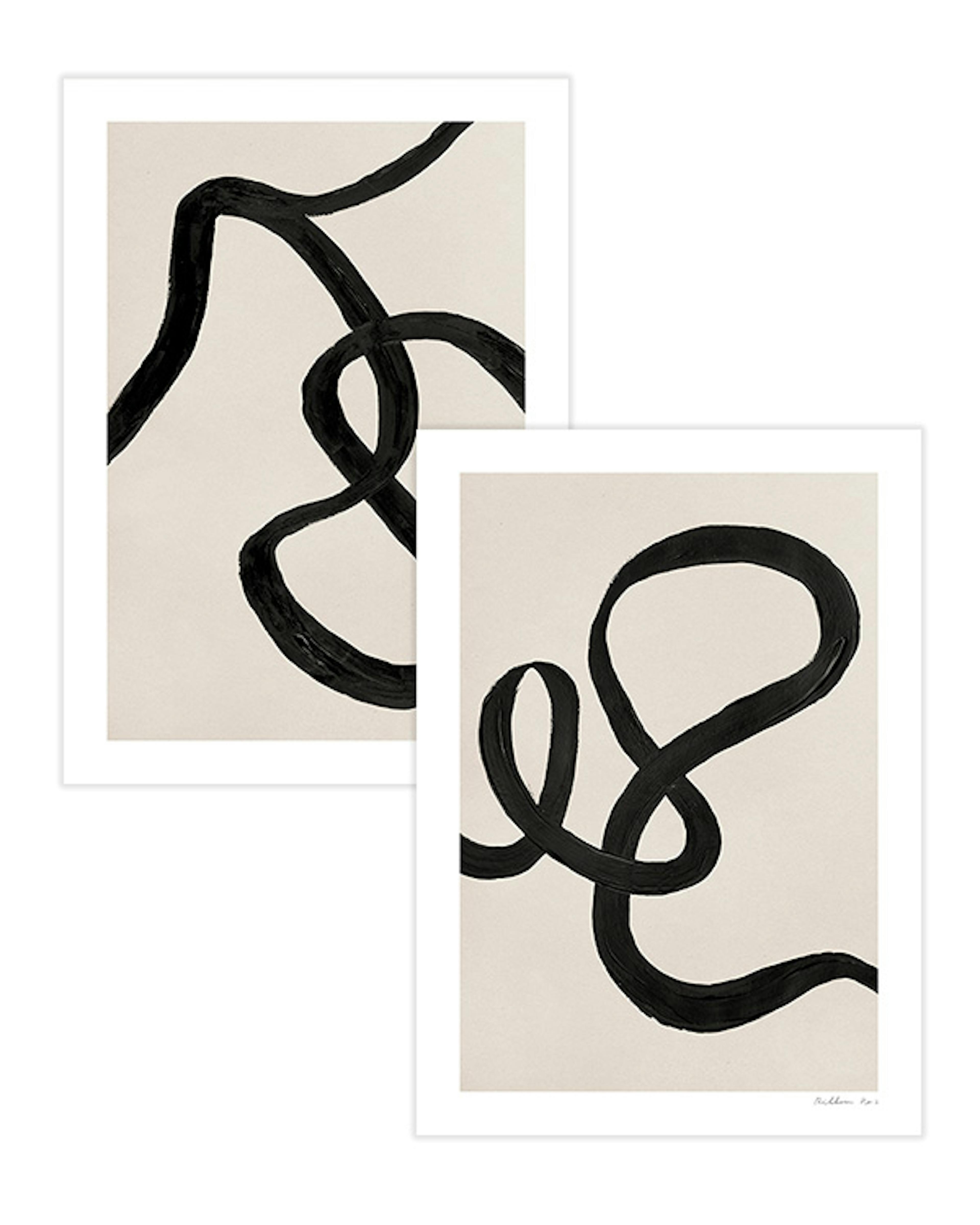 Twee postersets met abstracte zwarte penseelstreken op een lichte achtergrond.