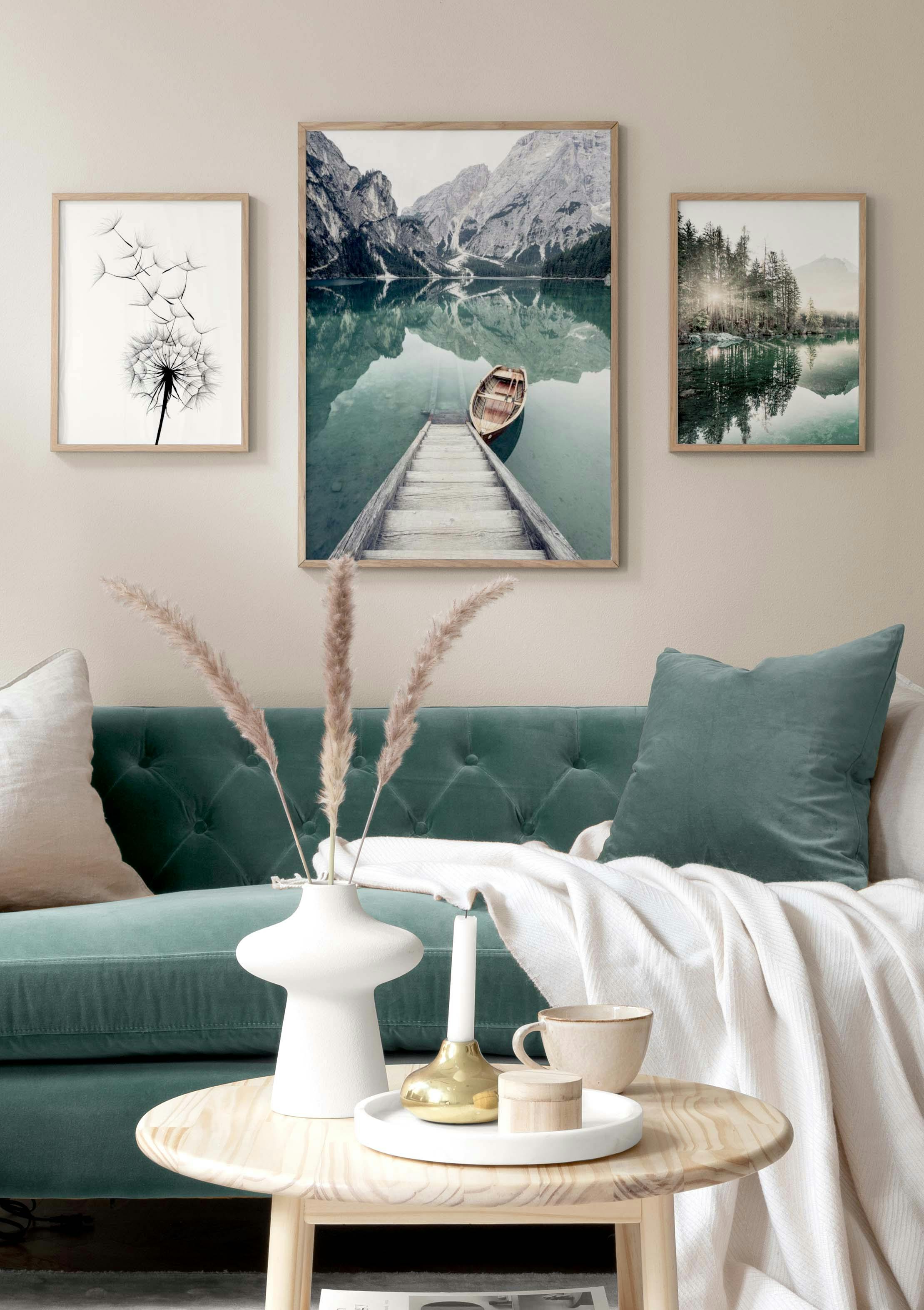 Ein Posterset mit drei Bildern, darunter eine Pusteblume, ein Bergsee mit Steg und Boot sowie ein Wald mit Sonnenstrahlen über e