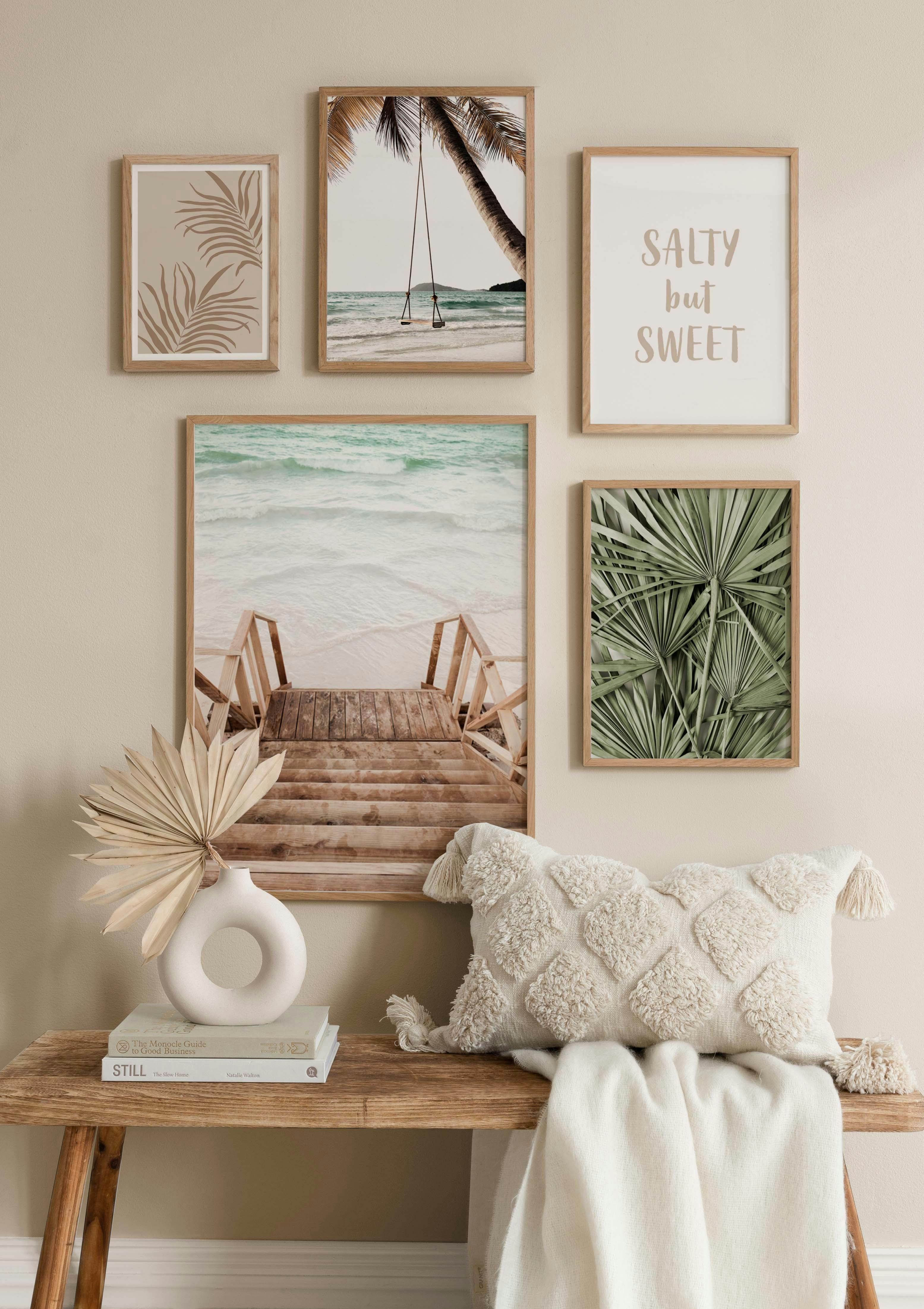 Ein Posterset mit fünf Bildern: Palmenblätter, Schaukel am Strand, Holzsteg zum Meer, Salty but Sweet Spruch und ein Palmenwedel