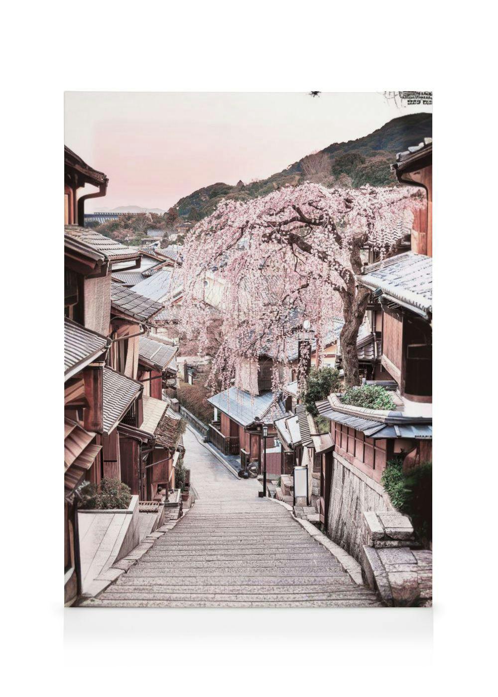 Leinwandbild einer japanischen Gasse mit traditionellen Holzhäusern und einem großen Kirschblütenbaum.