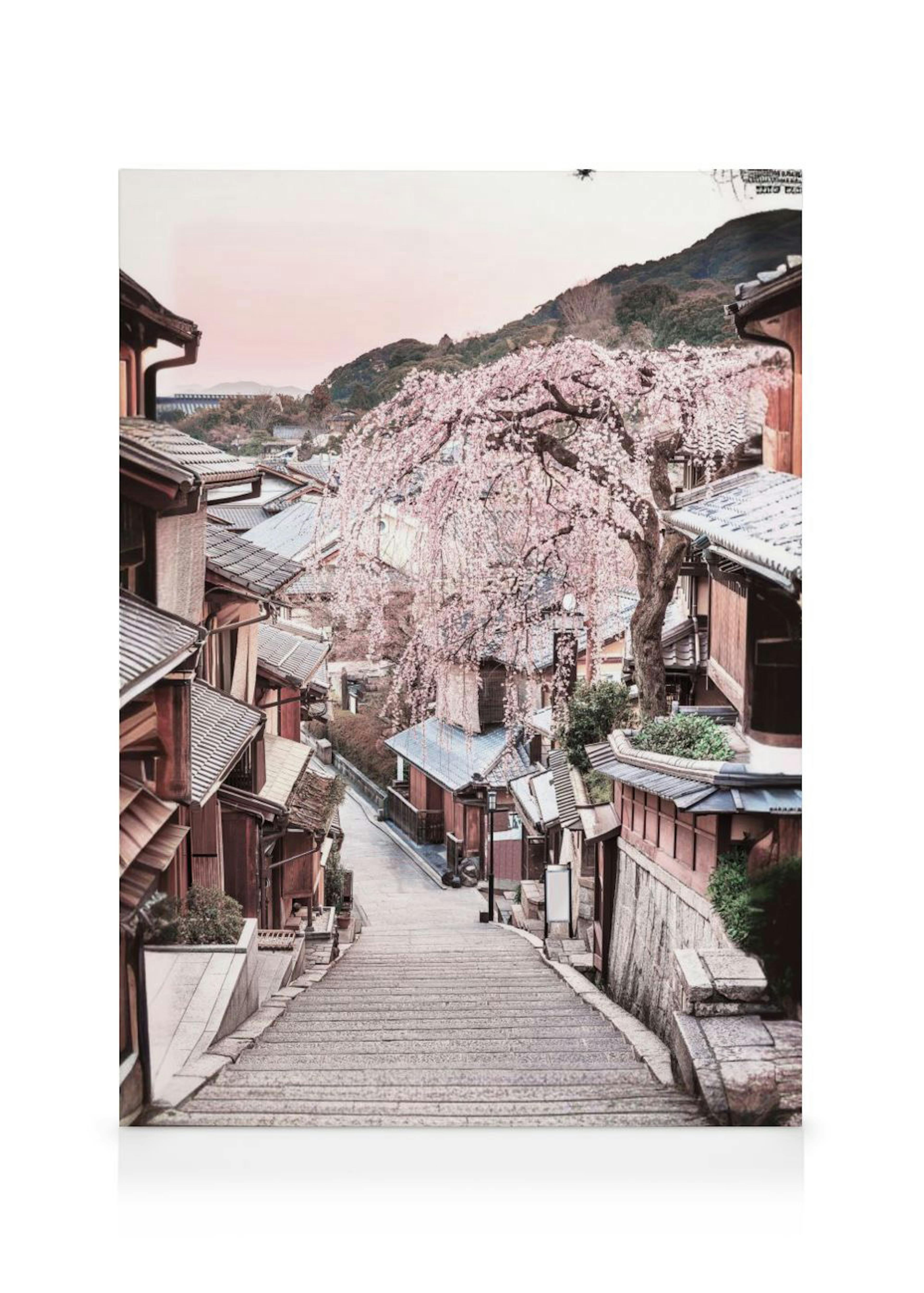 Leinwandbild einer japanischen Gasse mit traditionellen Holzhäusern und einem großen Kirschblütenbaum.