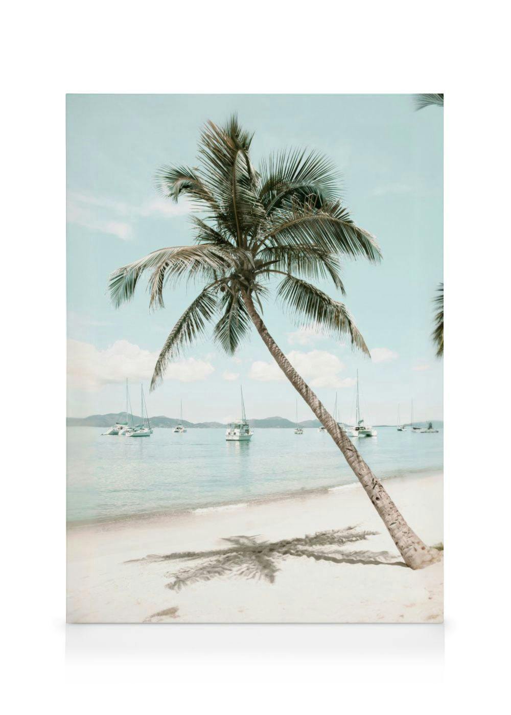 Een canvas met een palmboom die over een wit zandstrand buigt, met een azuurblauwe zee en zeilboten op de achtergrond.