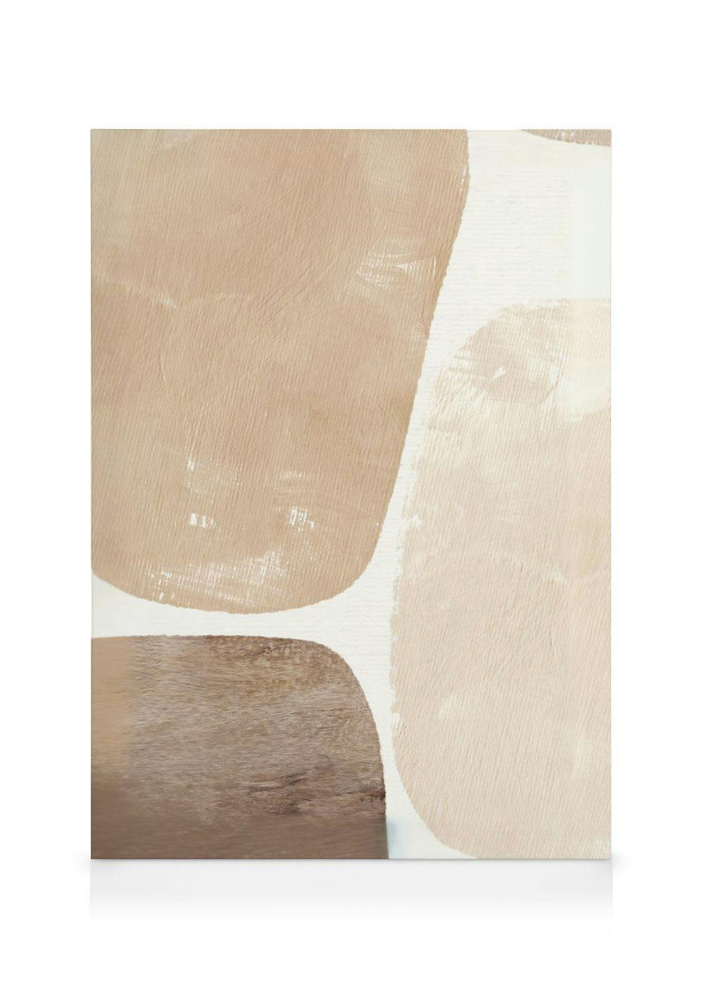 Et lerretsbilde med abstrakte former i beige, sand og brunt på en hvit bakgrunn.