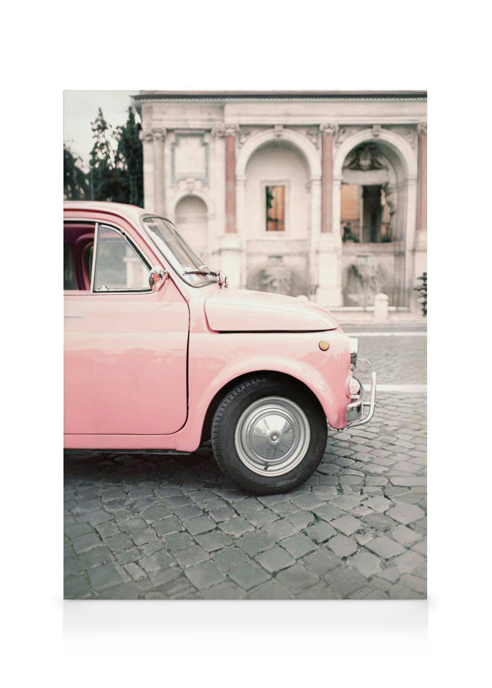 Een canvas van een roze retro auto op een kasseienweg, met een klassiek gebouw op de achtergrond.