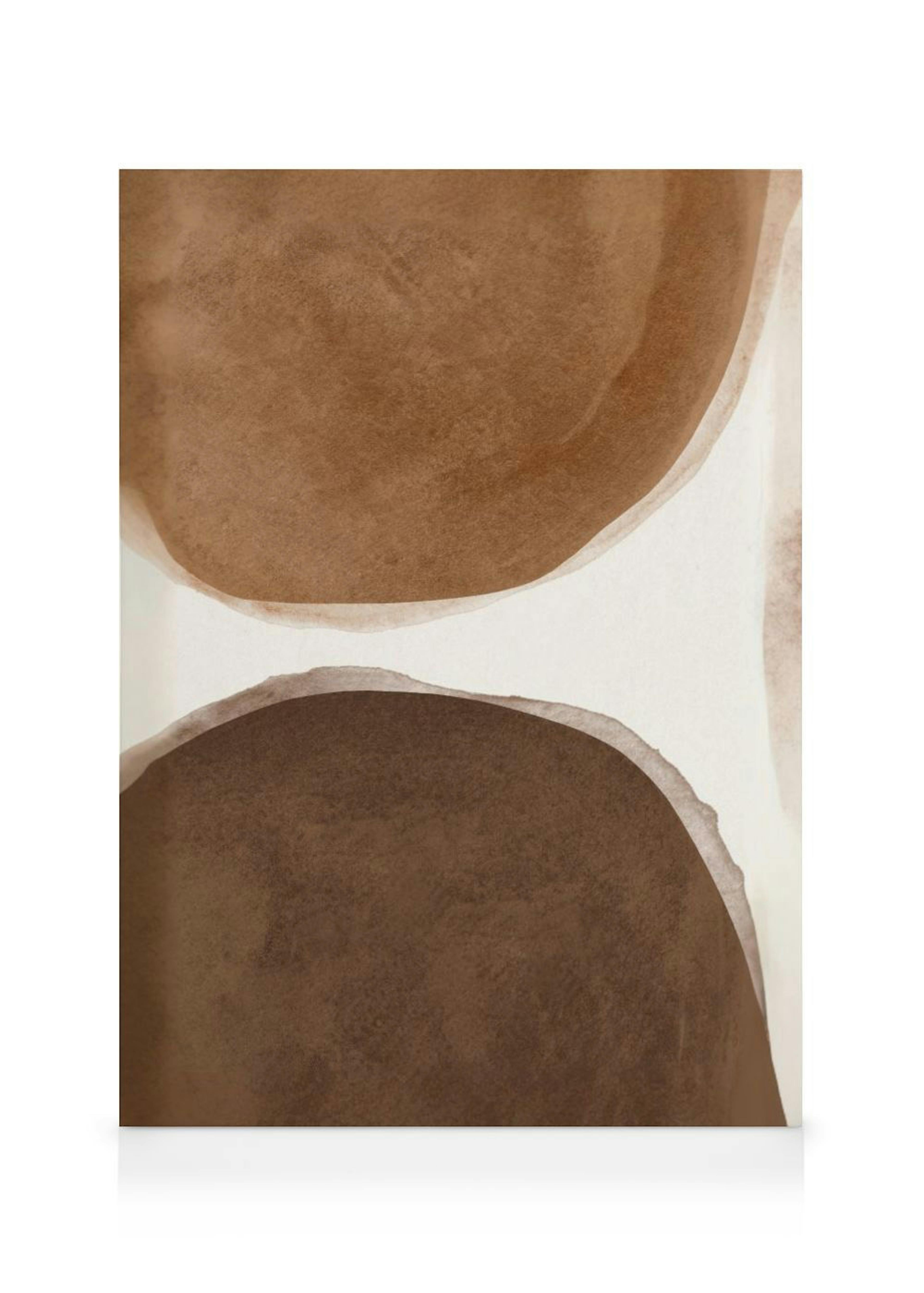 Een canvas met abstracte bruine organische vormen op een lichte achtergrond.