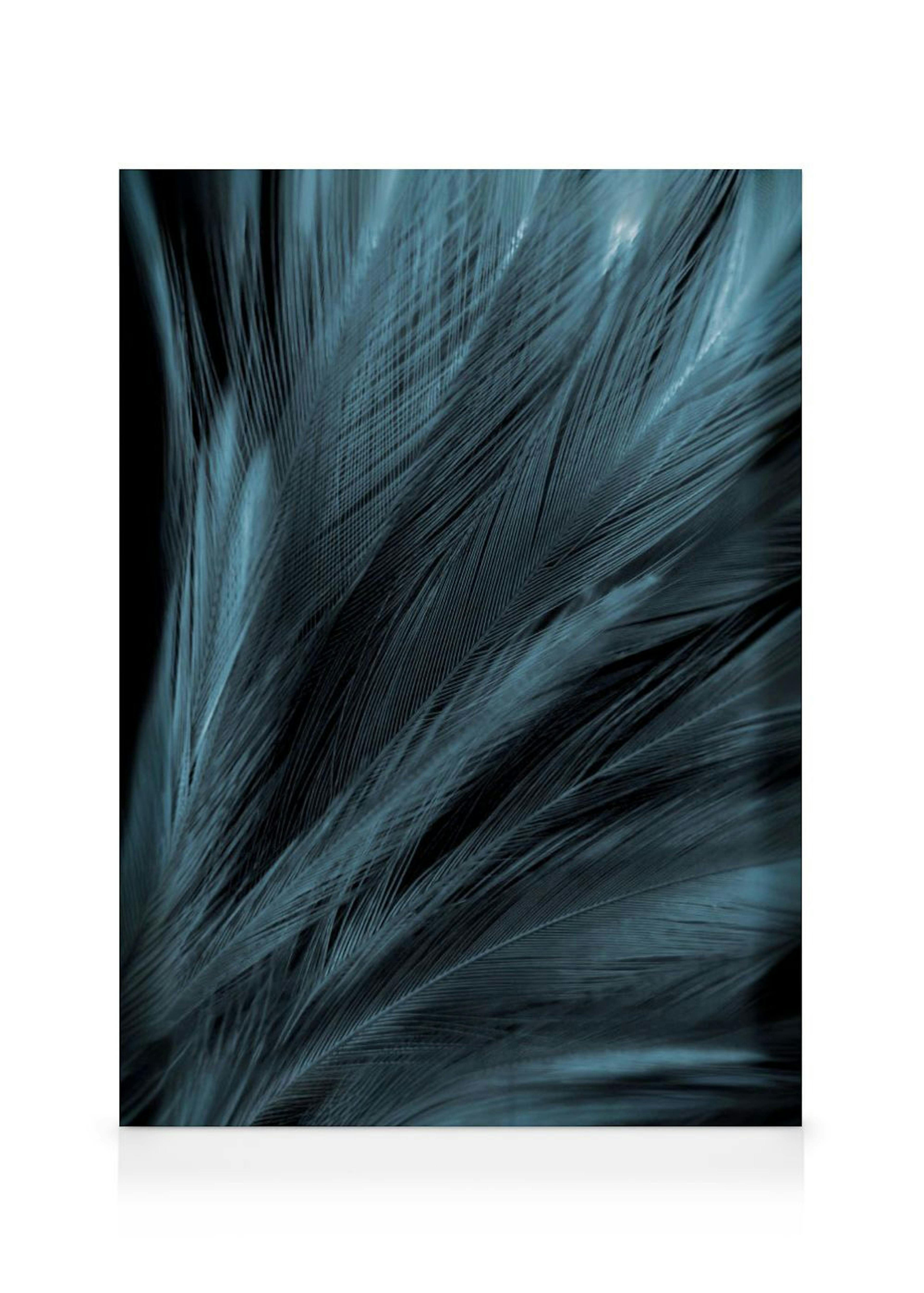 Toile représentant des plumes bleues foncées aux textures fines et vaporeuses sur fond noir.