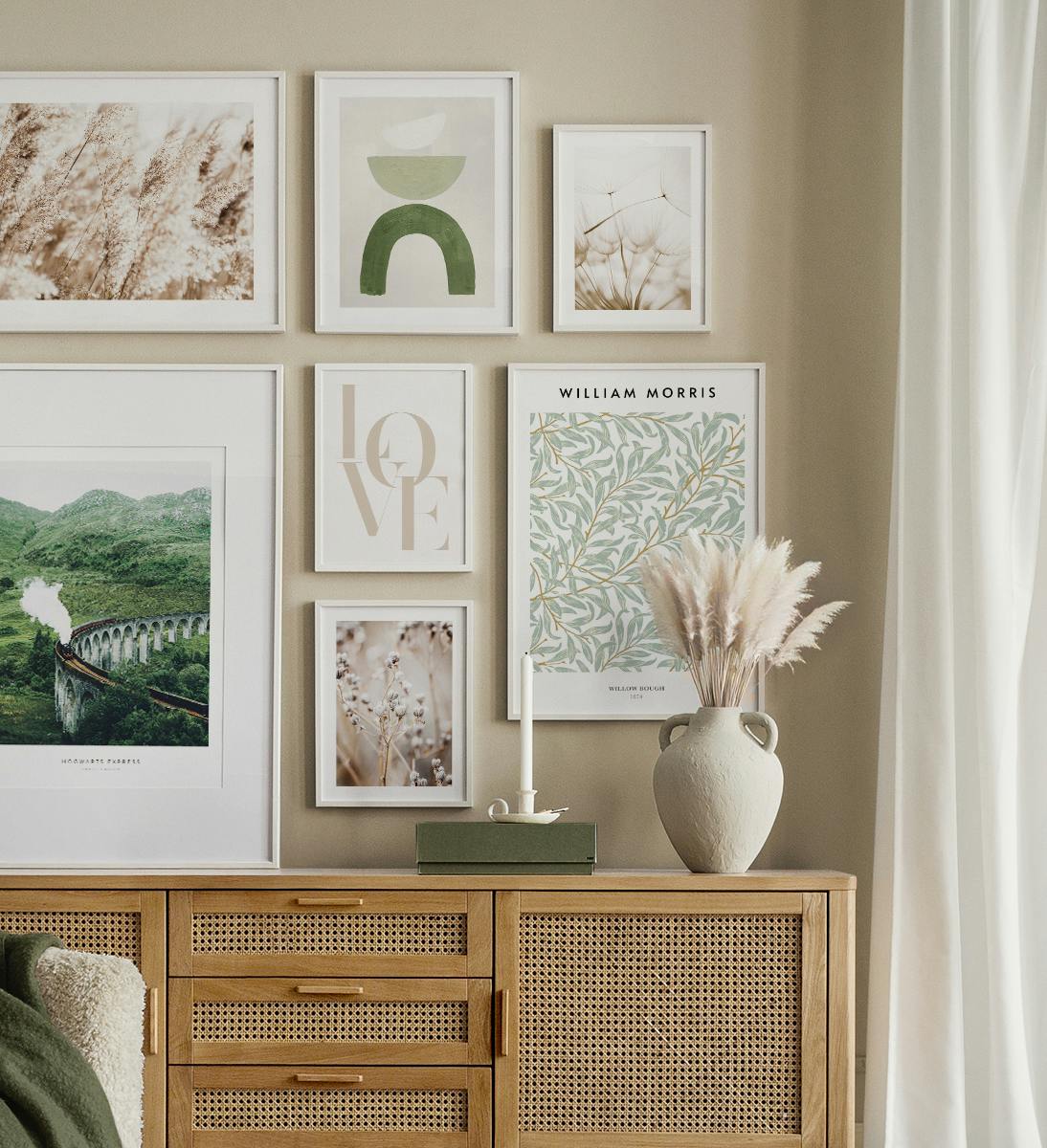 Galleria a parete con stampe artistiche in bianco e beige, con paesaggi, fiori e motivi astratti.