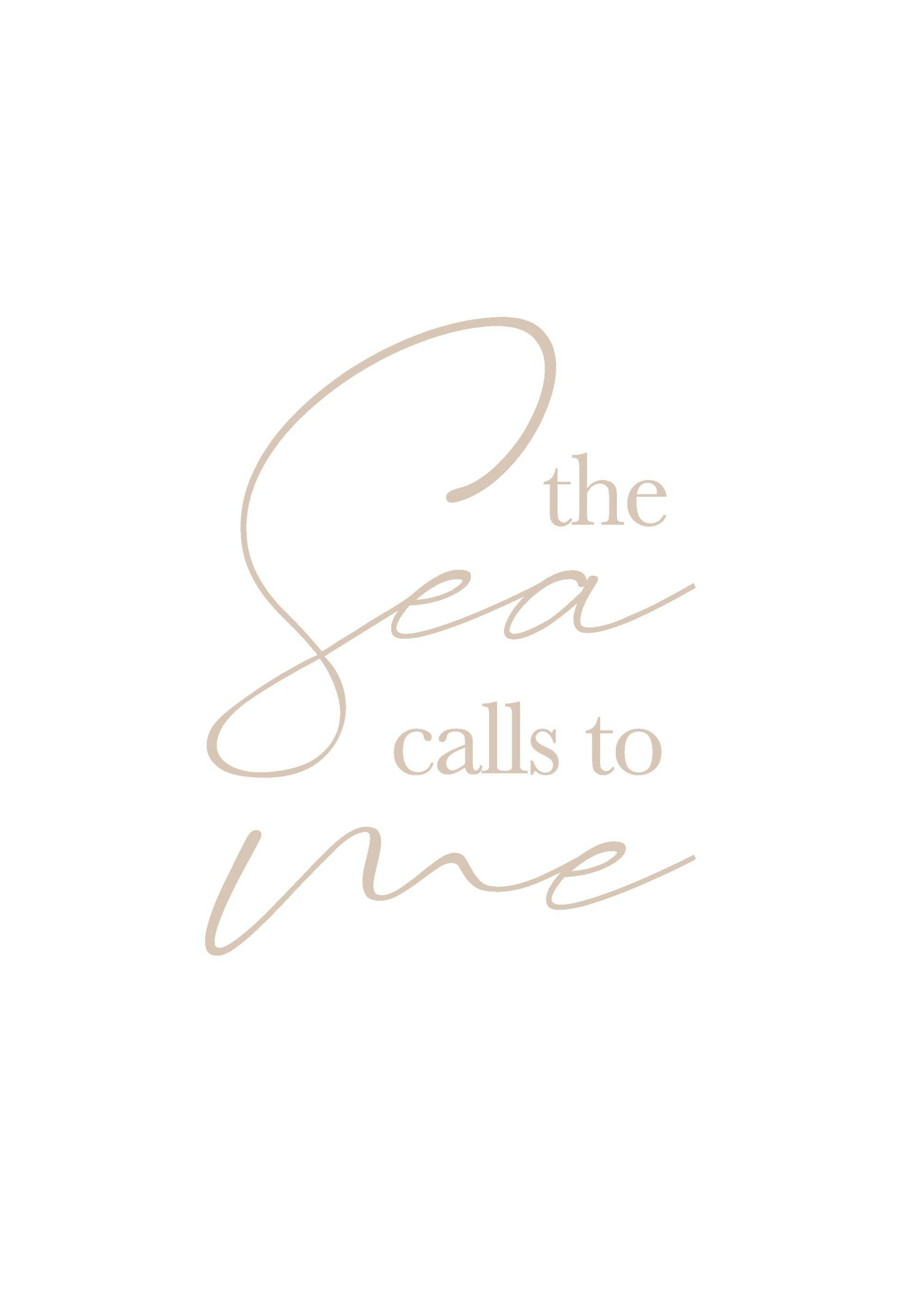 Een poster met de tekst The Sea Calls To Me in een beige, vloeiend lettertype op een witte achtergrond.