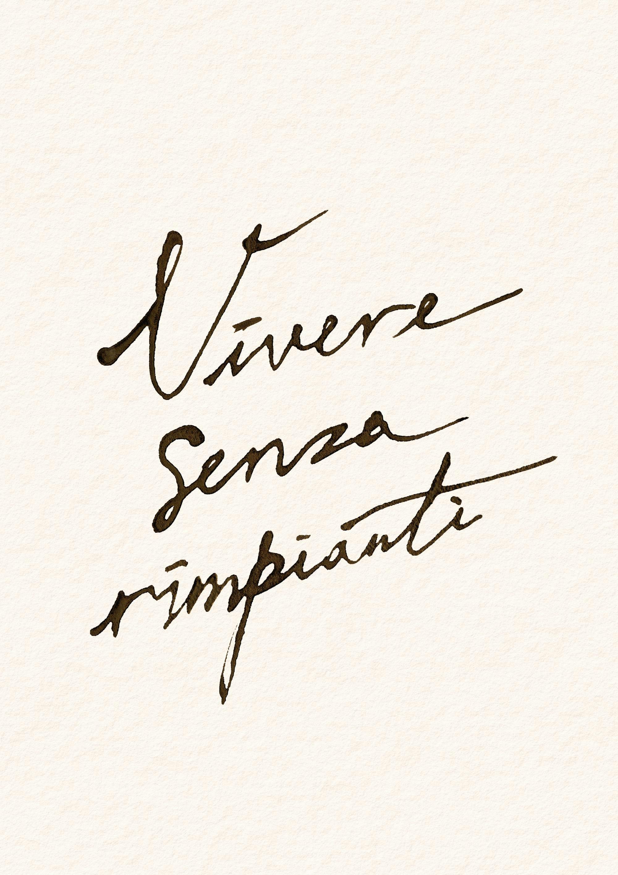 Poster mit Kalligrafie des italienischen Spruchs Vivere senza rimpianti in schwarzer Tinte auf hellem Hintergrund.