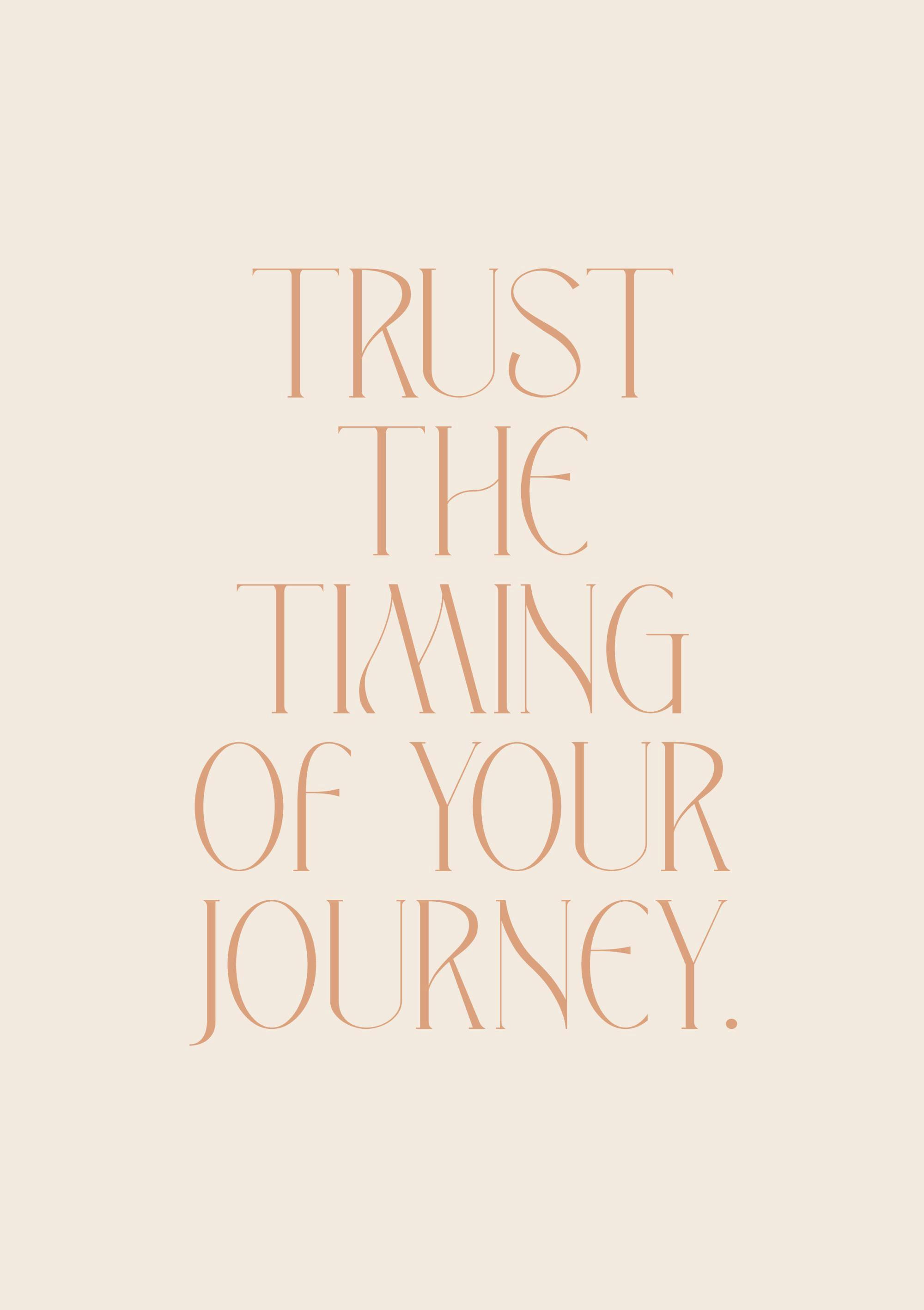 「TRUST THE TIMING OF YOUR JOURNEY.」のメッセージが書かれた淡いピンクのポスター。
