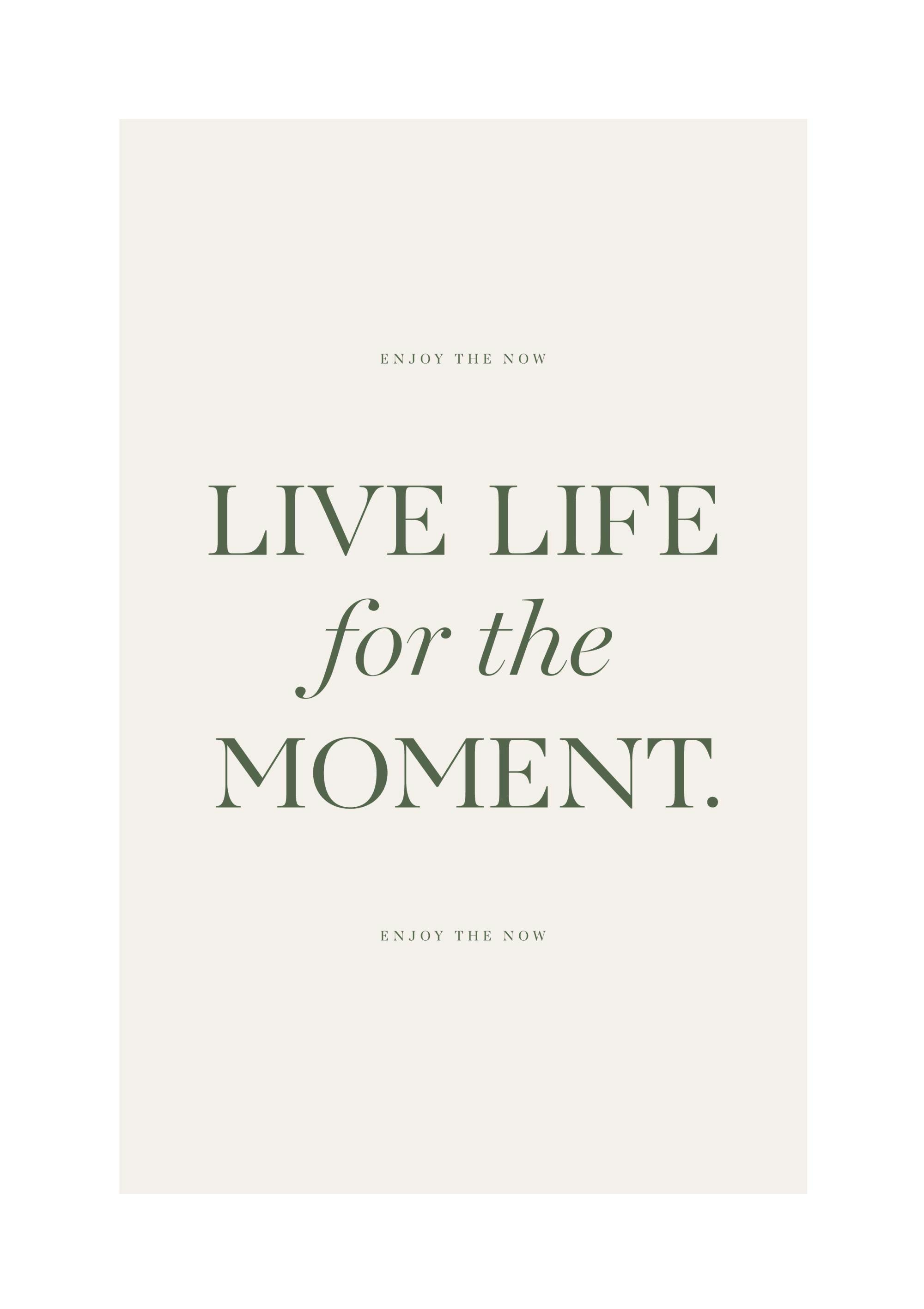 Poster mit dem Zitat LIVE LIFE for the MOMENT. in Dunkelgrün auf beigem Hintergrund.