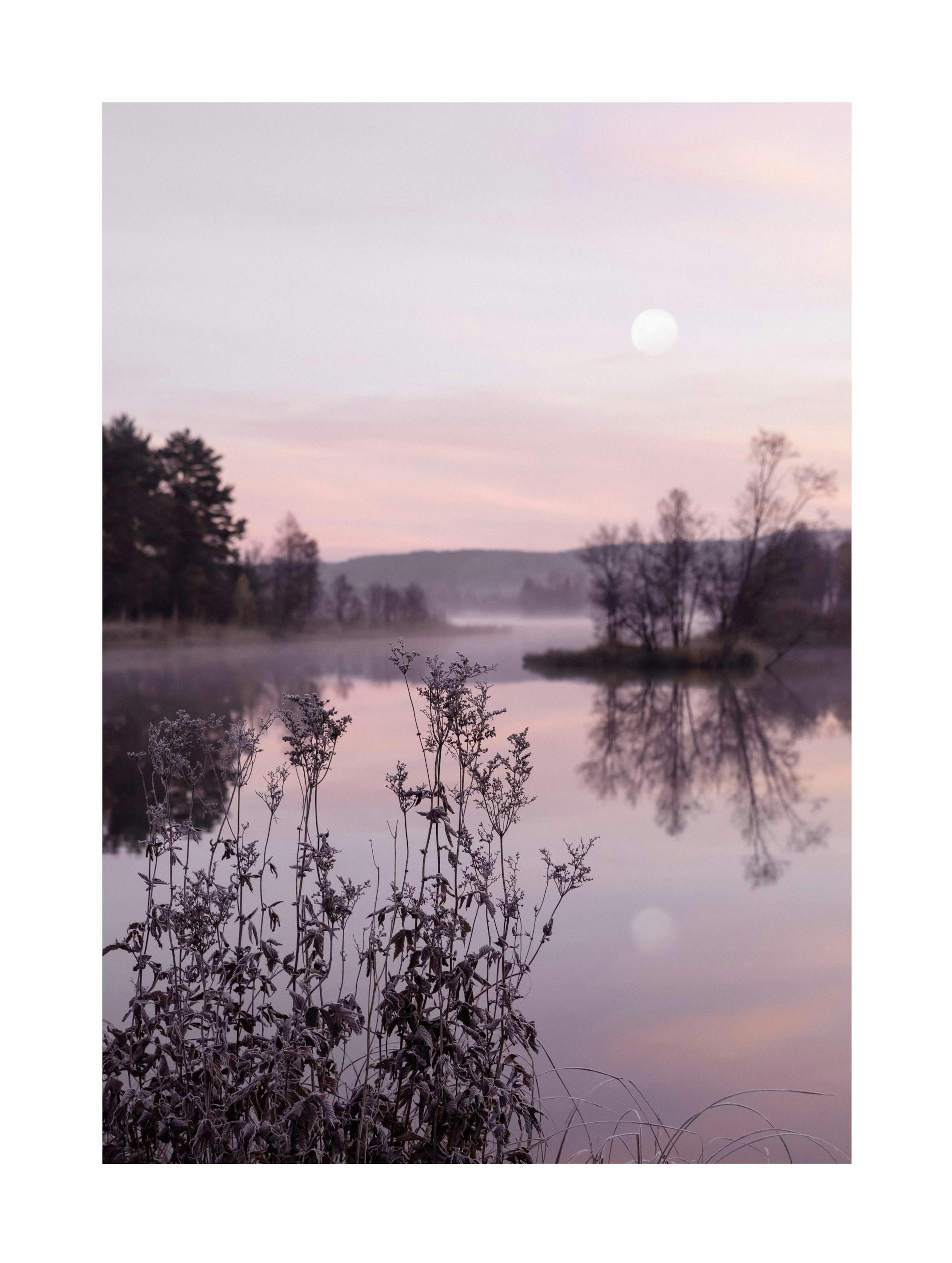 Lac calme au coucher de soleil thumbnail