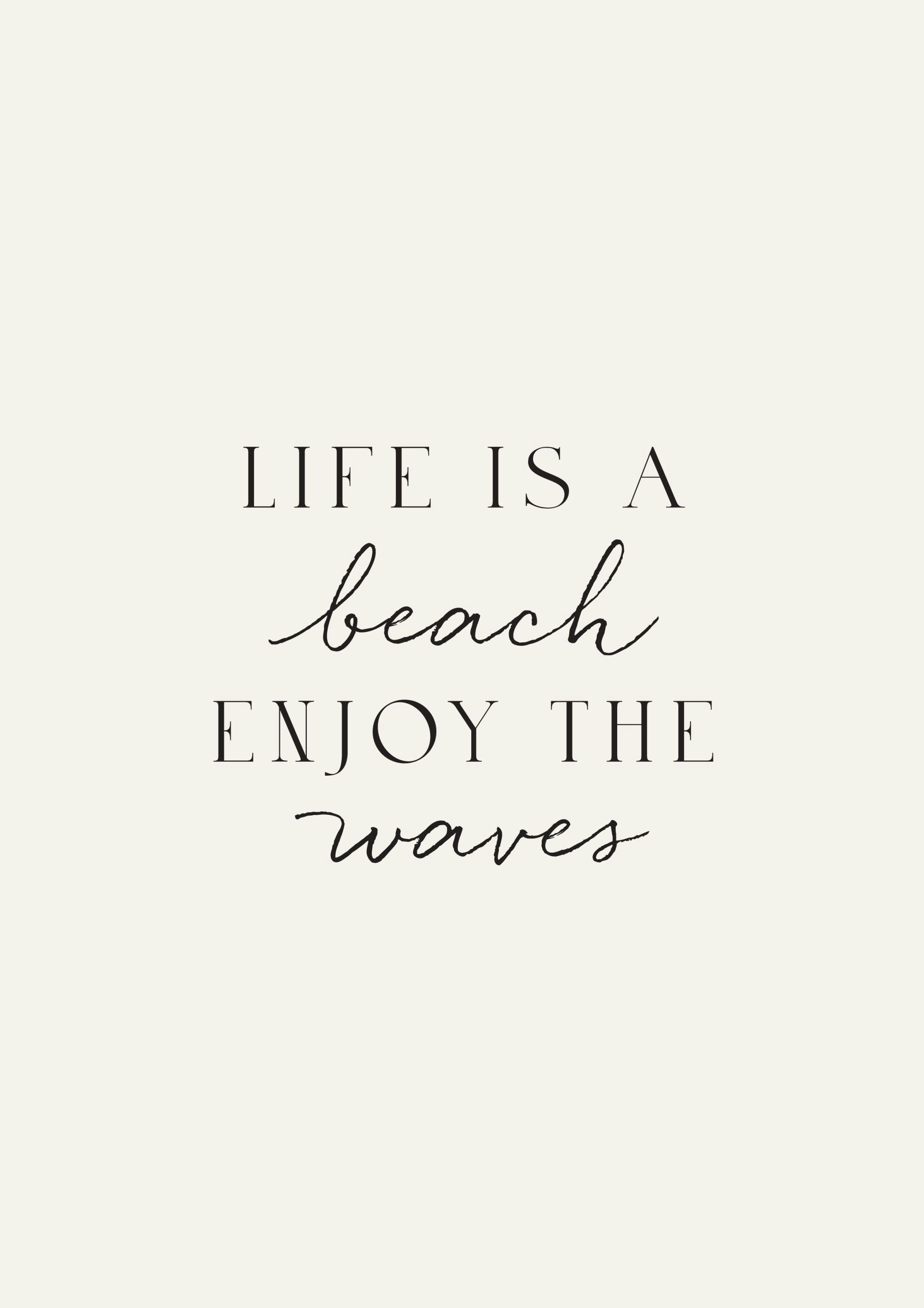 Plakat z napisem LIFE IS A beach ENJOY THE waves czarną czcionką na jasnym tle.
