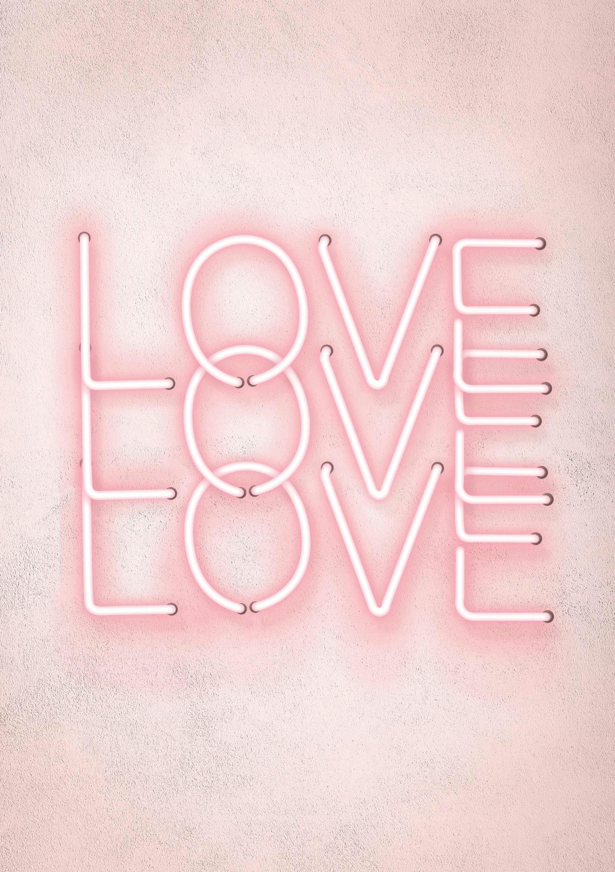 Plakát s růžovým neonovým nápisem LOVE na světle růžové texturované stěně.