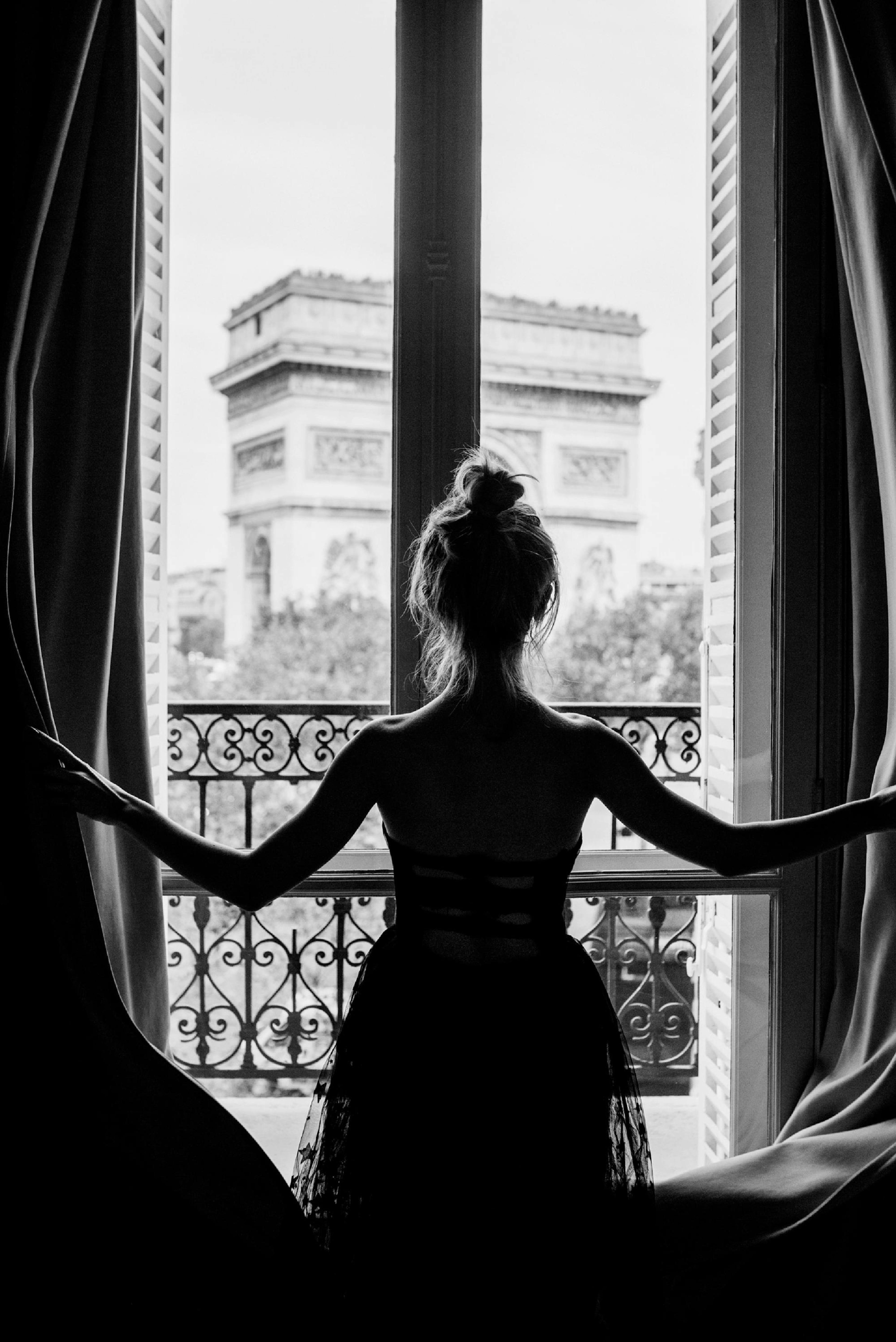 Girl in Paris Window Plakat thumbnail