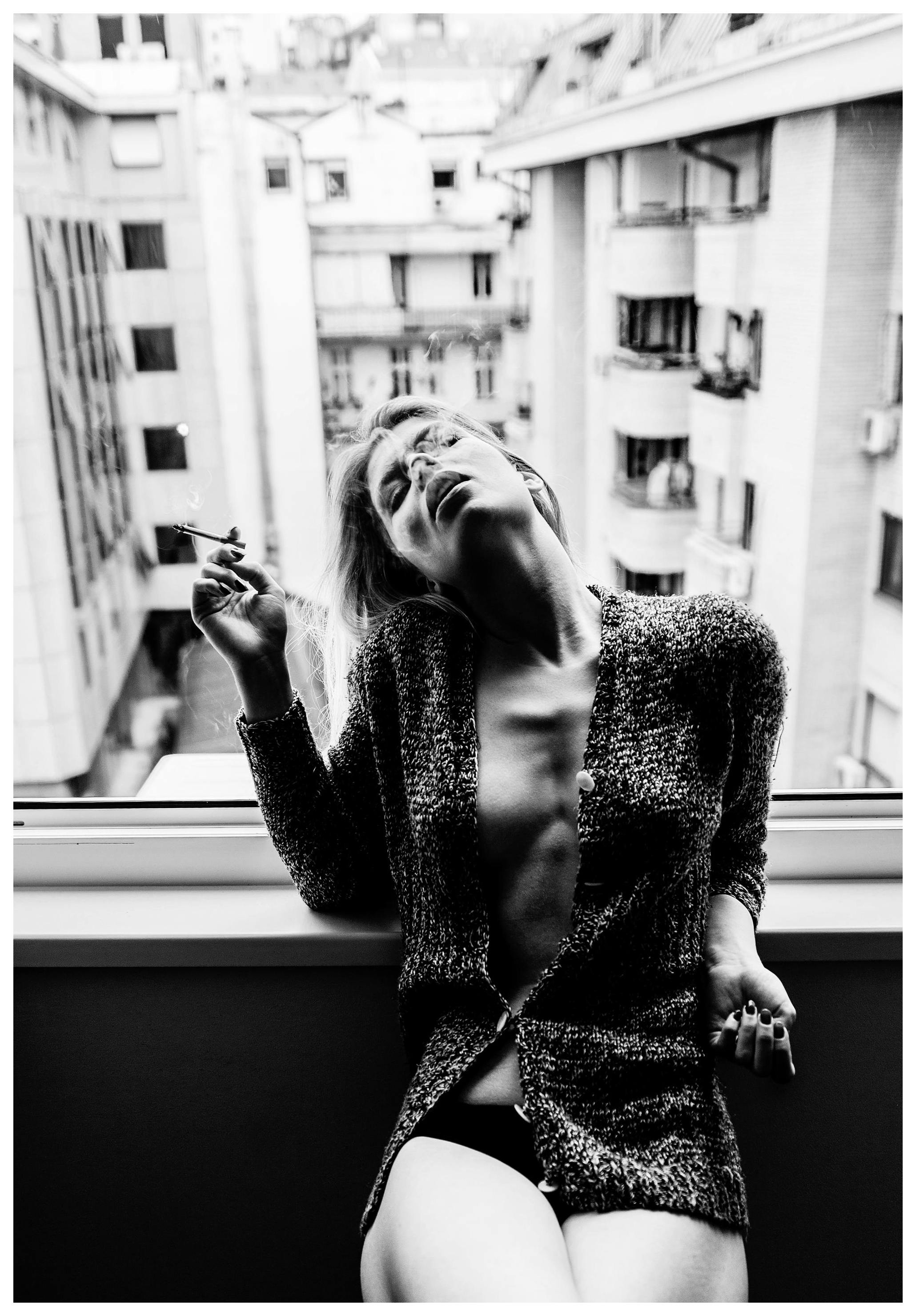 Smoking Woman Poster (40x50 cm) - Poster Store