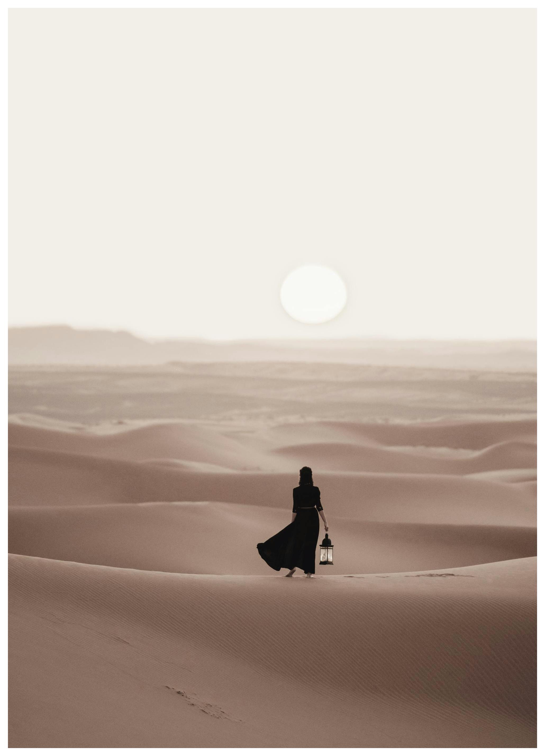 Vrouw in de Woestijn Poster (50x70 cm) - Poster Store