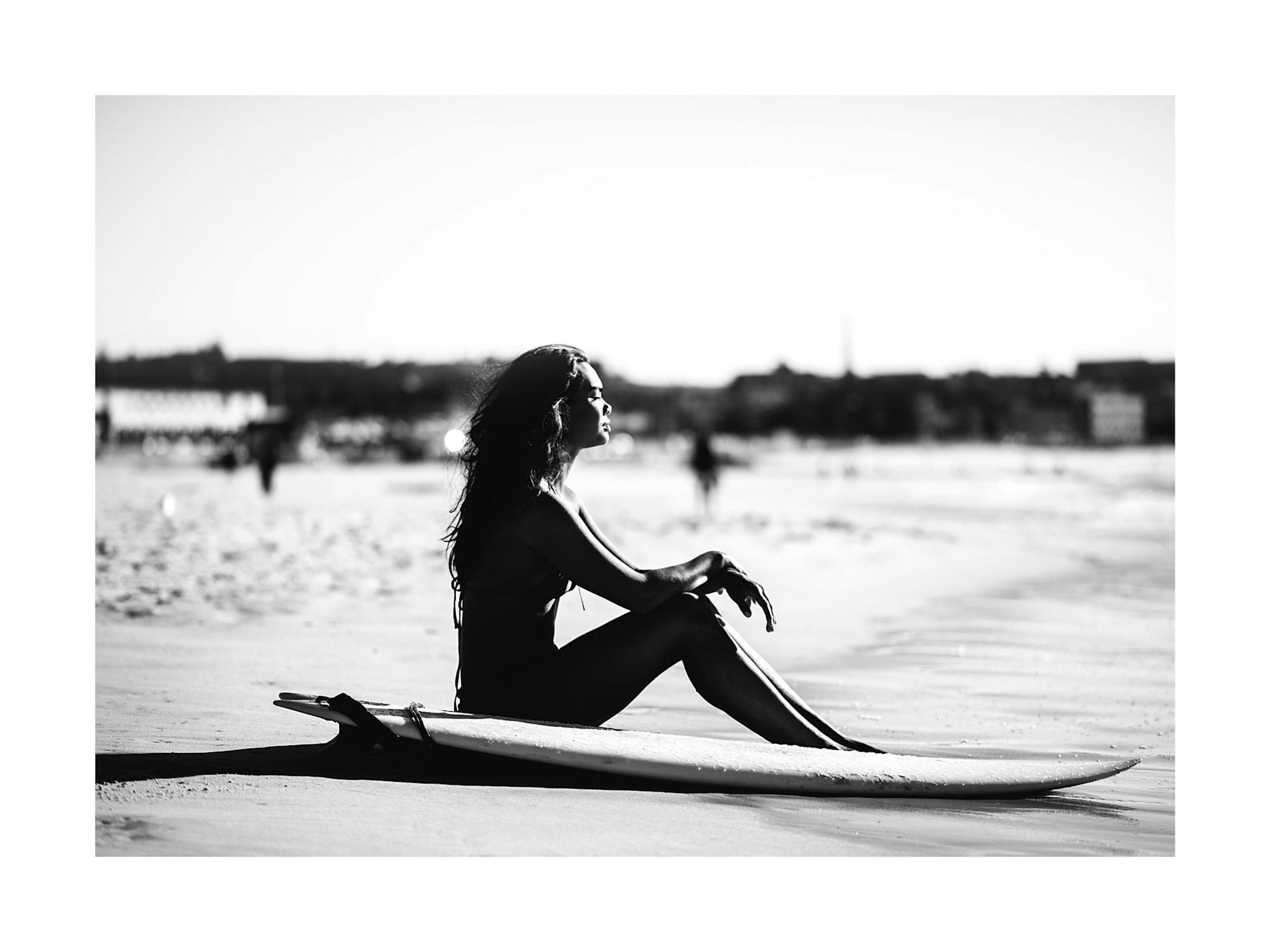 Plakat Surferka na Plaży thumbnail