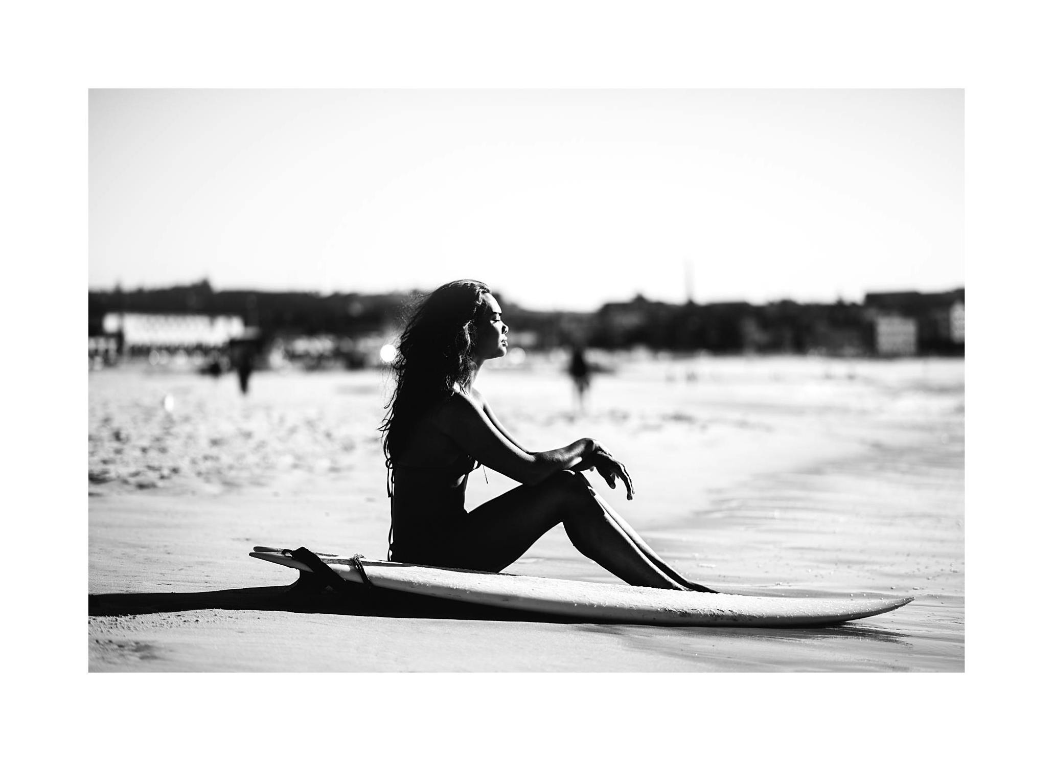 Surfer on the Beach Poster (30x40 cm) - Poster Store