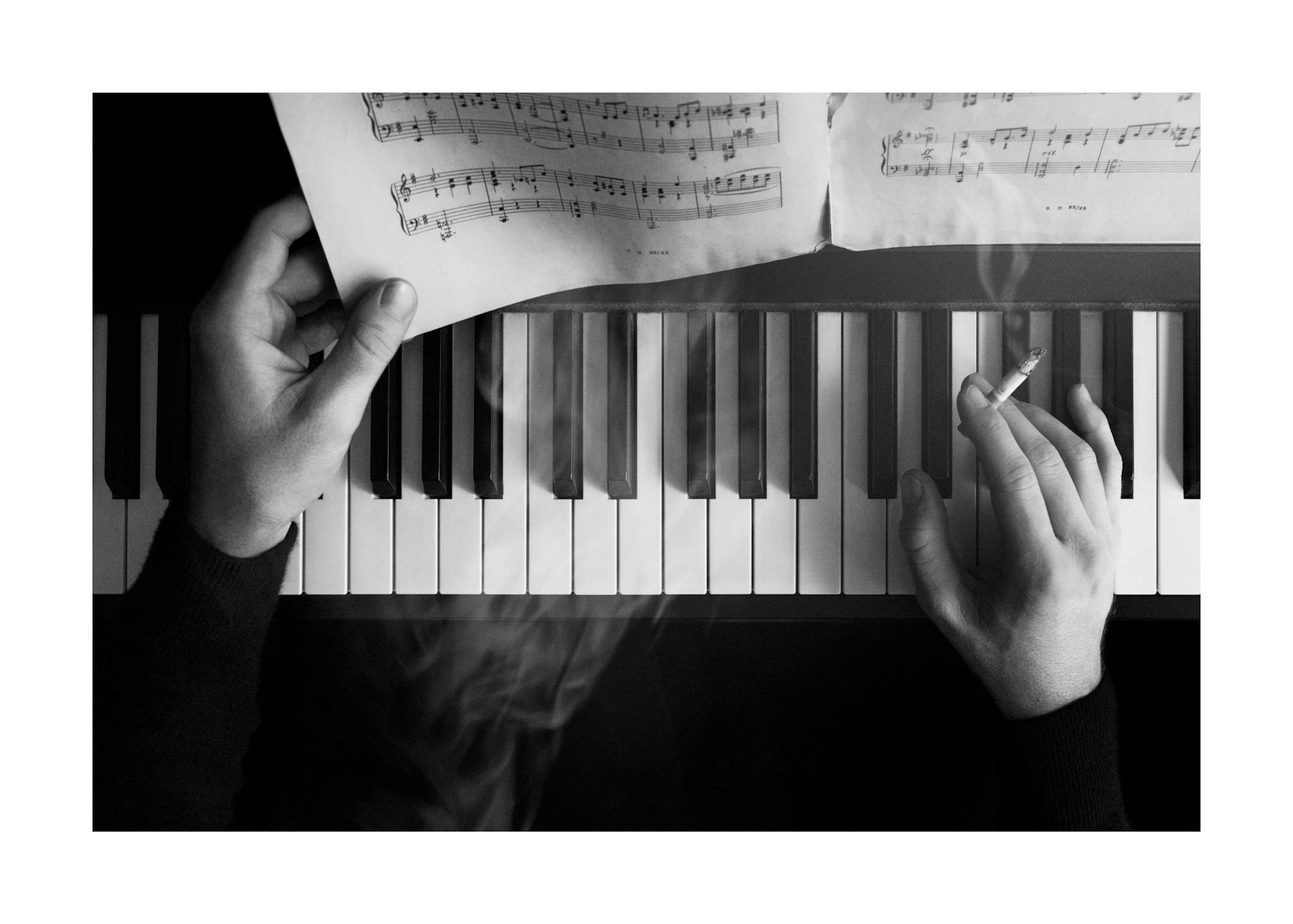 Fumando al piano póster 0