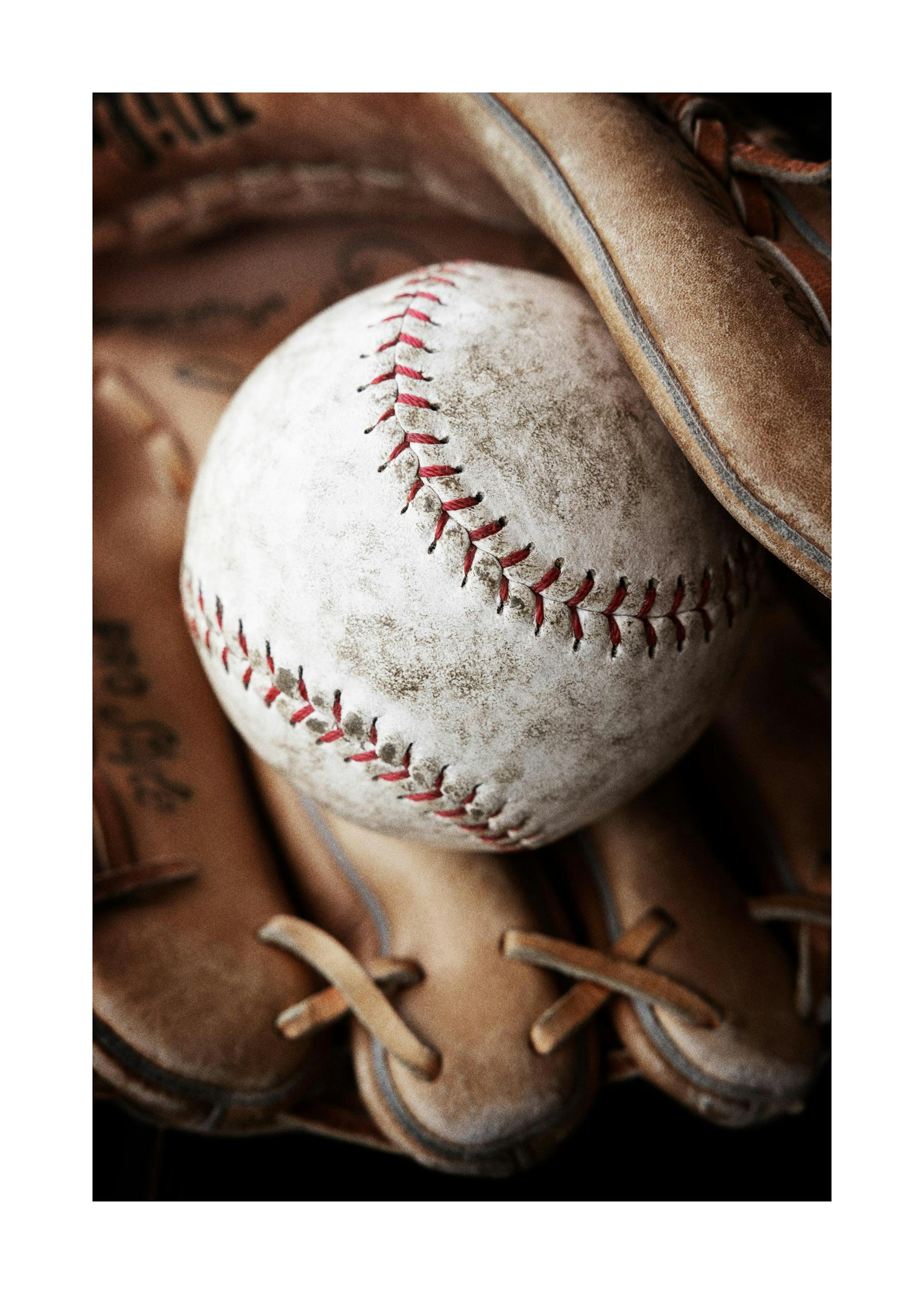 Baseball dans un Gant Poster thumbnail