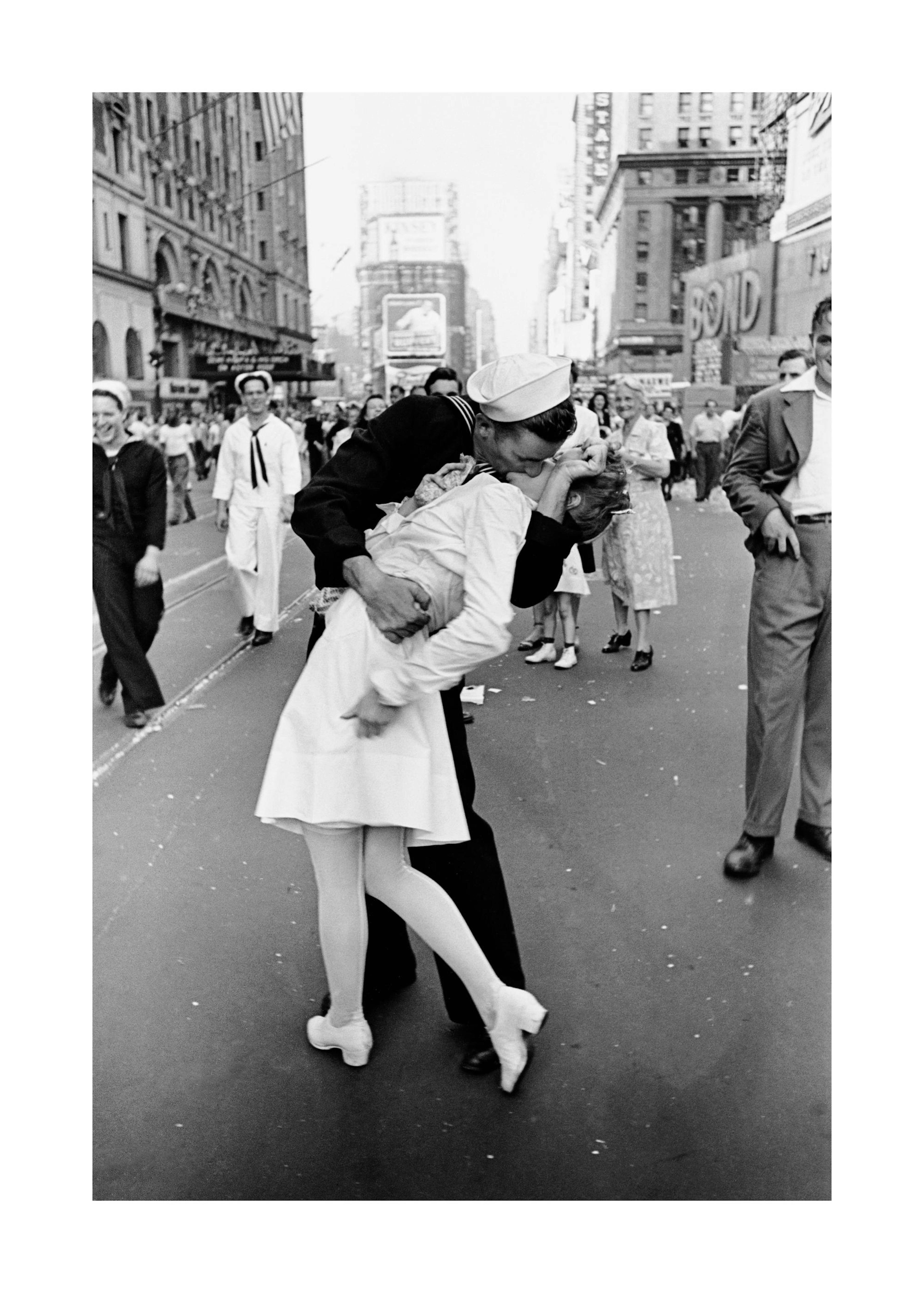 Happy sailor kissing nurse Plakat 0