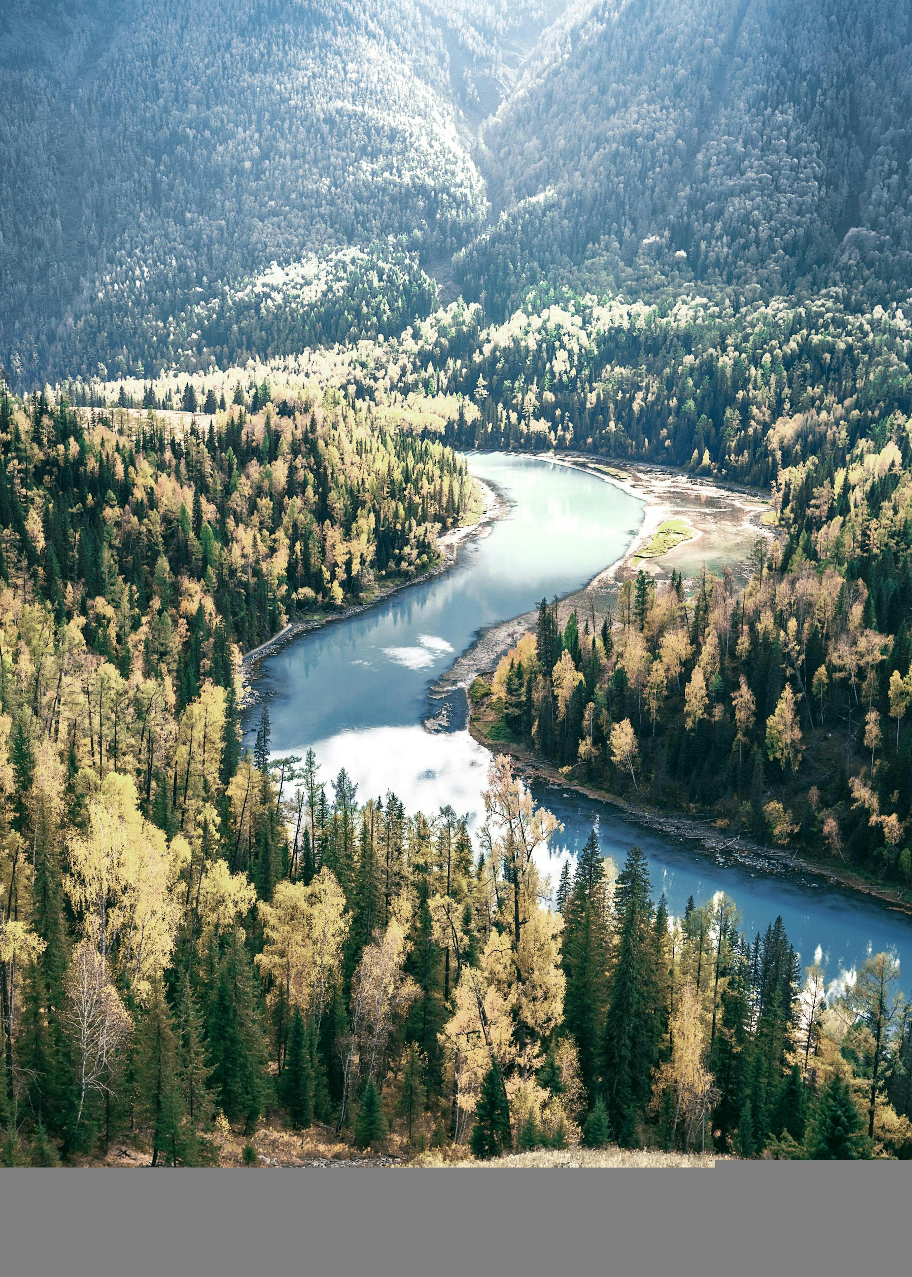 Fiume tra le Montagne Poster 0