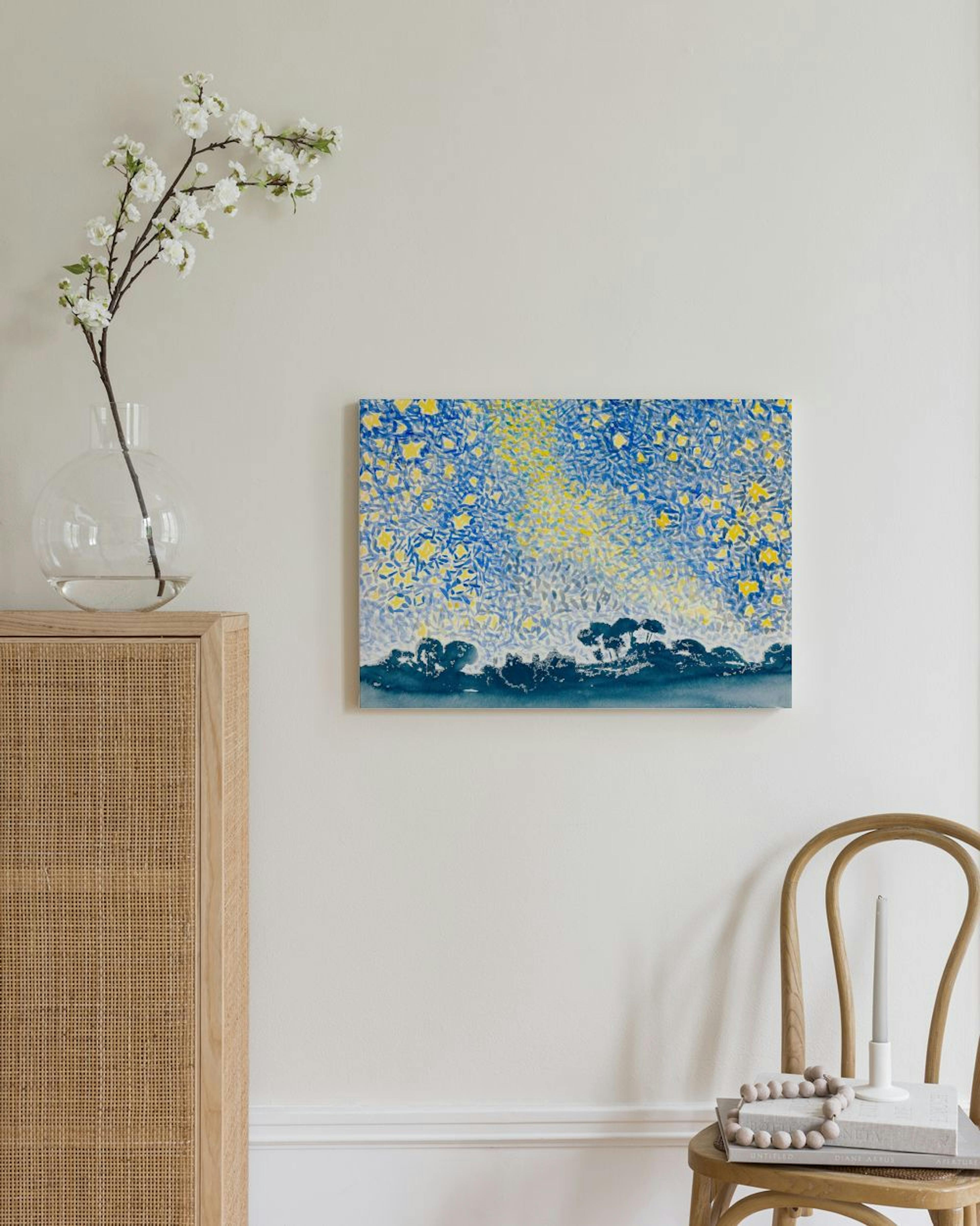 Leinwandbild mit einem blauen Nachthimmel voller gelber Sterne und dunklen Baumkonturen, hängend im Wohnzimmer.