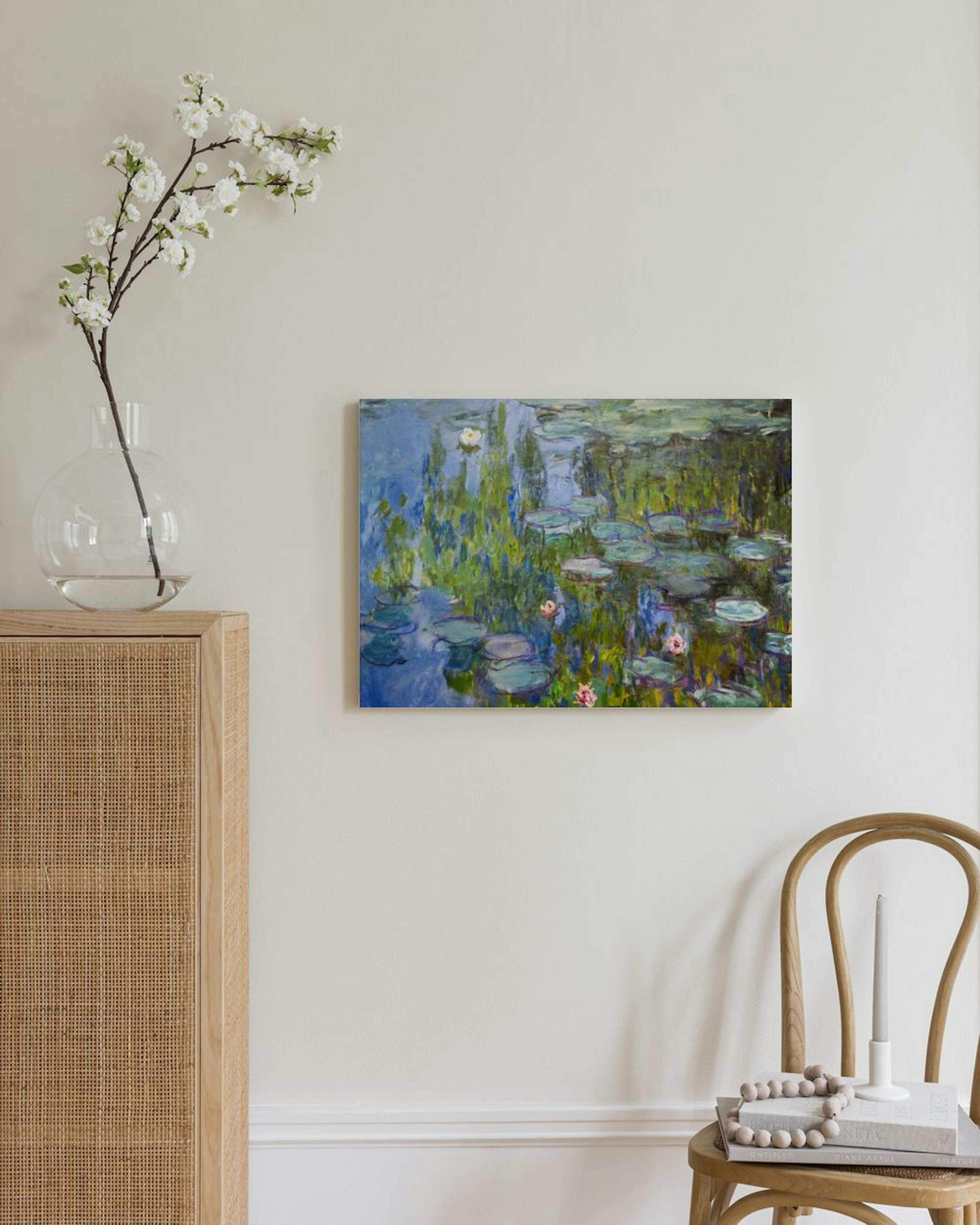 Monet-Leinwandbild mit Seerosen und Wasseroberfläche in Blau- und Grüntönen, an einer hellen Wand.