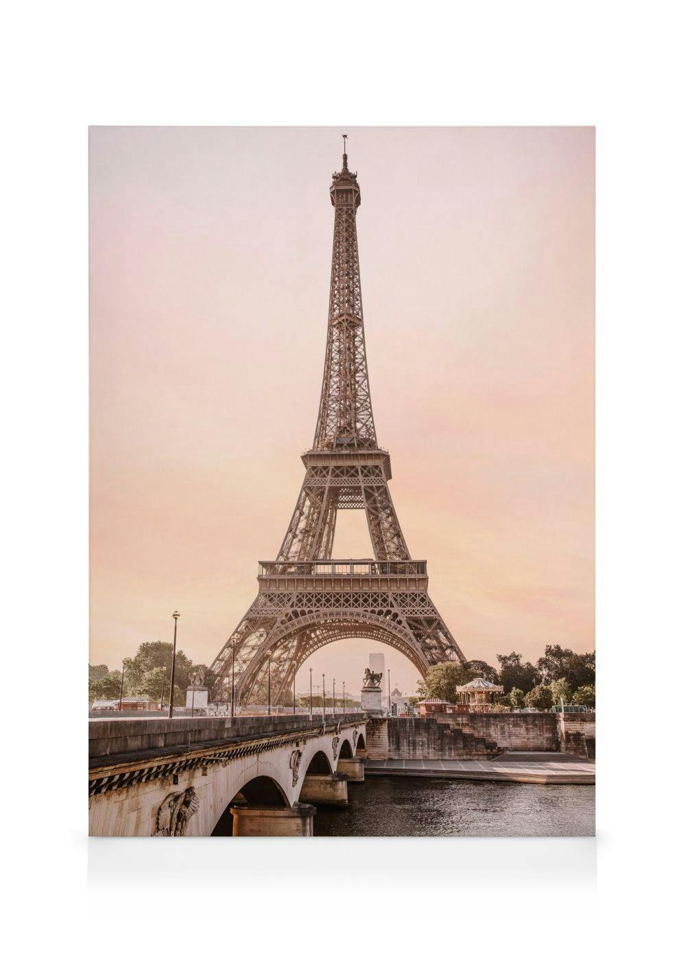 Canvas van de Eiffeltoren bij zonsondergang met een roze lucht, de Seine en een brug in Parijs.
