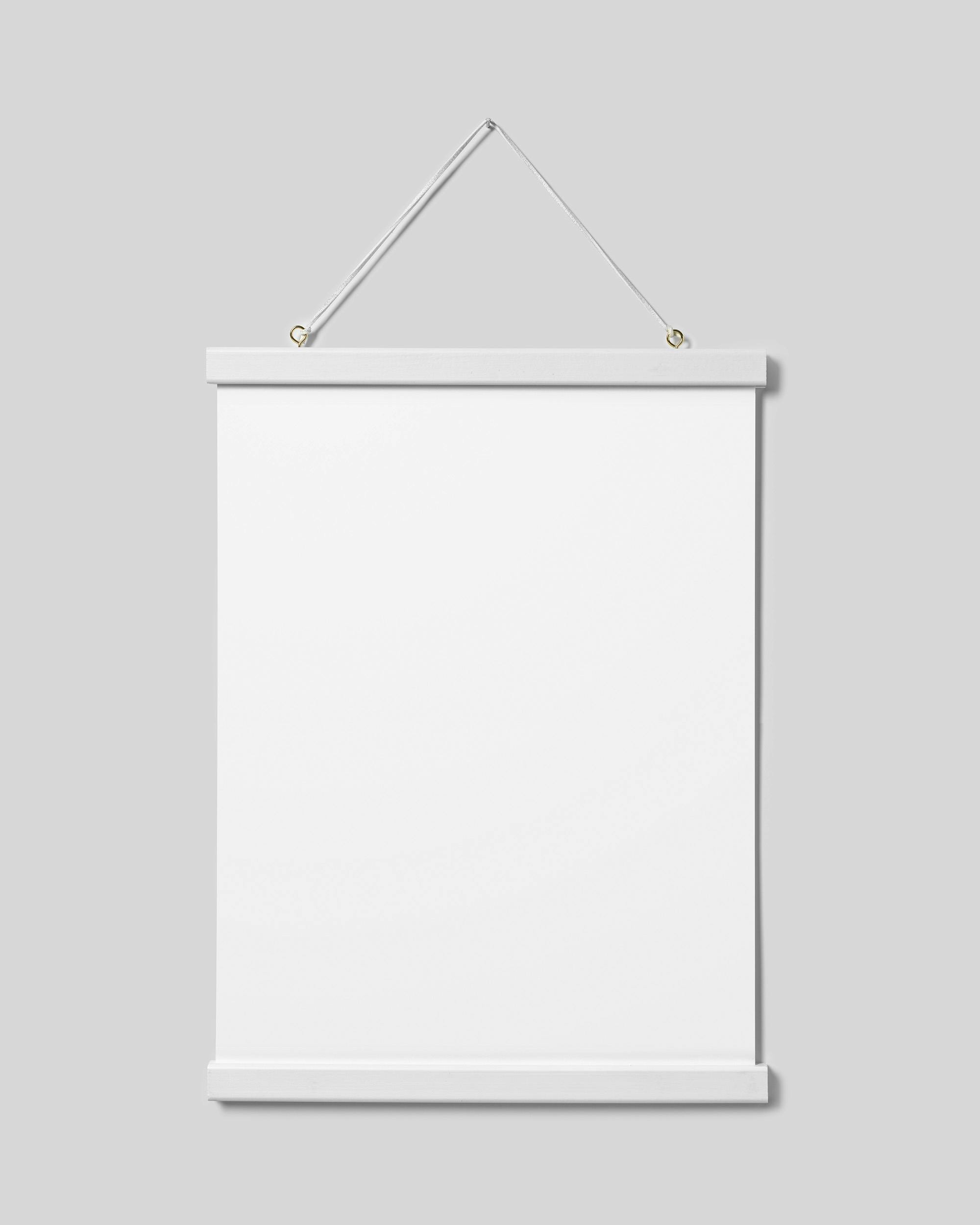 Poster bianco vuoto appeso con astine e cordino su una parete grigio chiaro, con spazio per il tuo design.