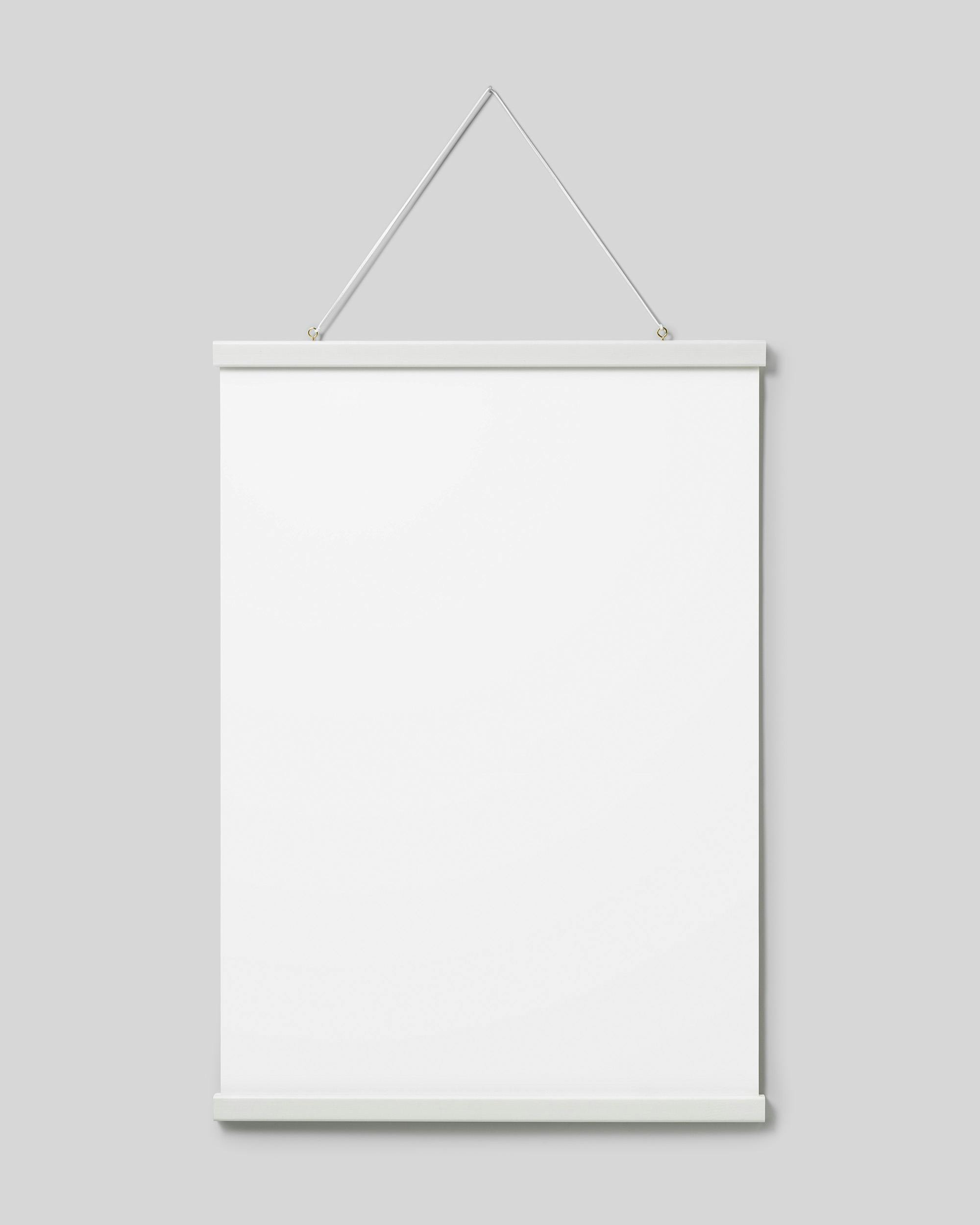 En tom hvit plakat som henger på en lys grå vegg med en hvit snor og trelist.
